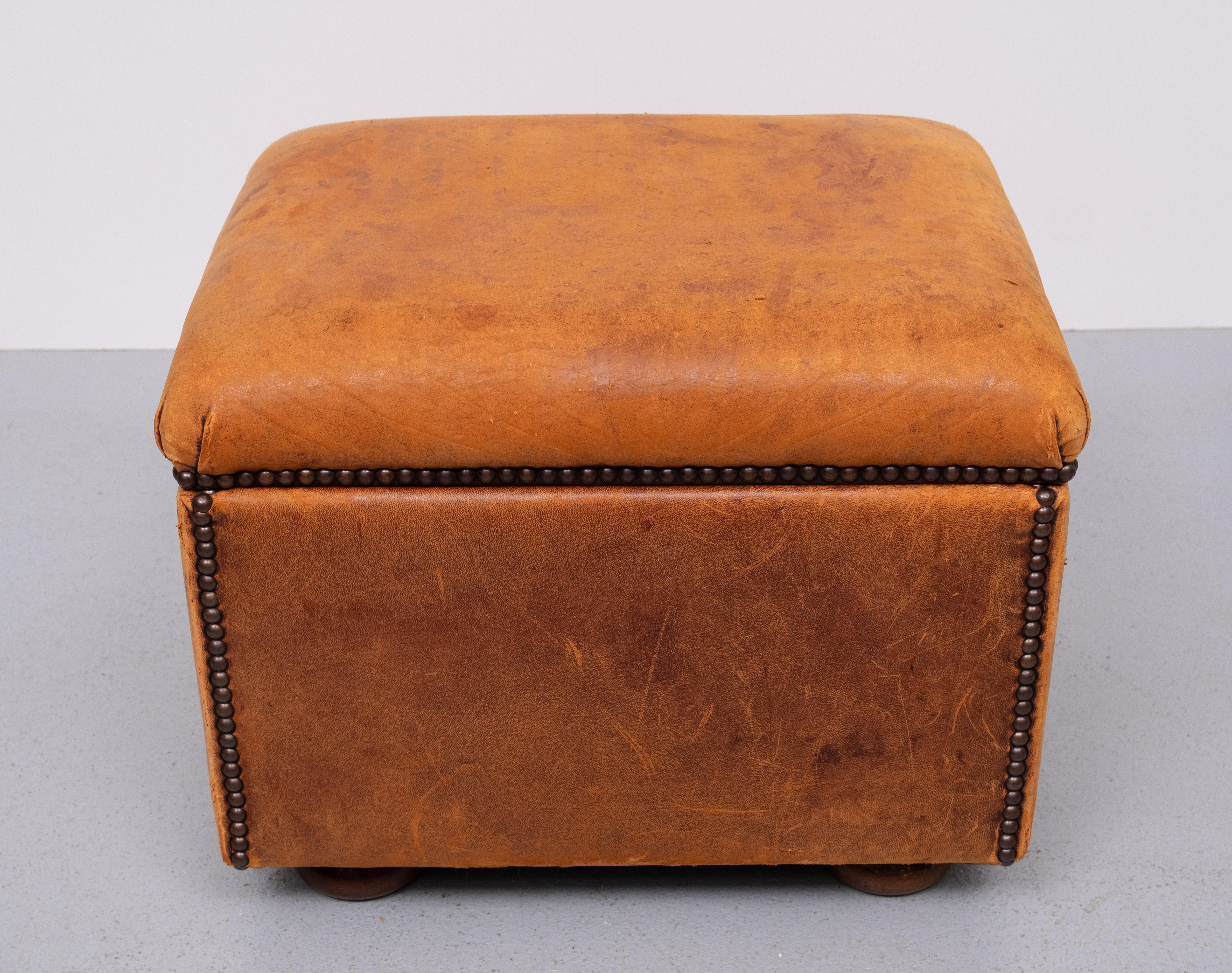 Fine XX secolo Pelle di pecora  Pouf o ottomana in pelle con contenitore  1970s in vendita