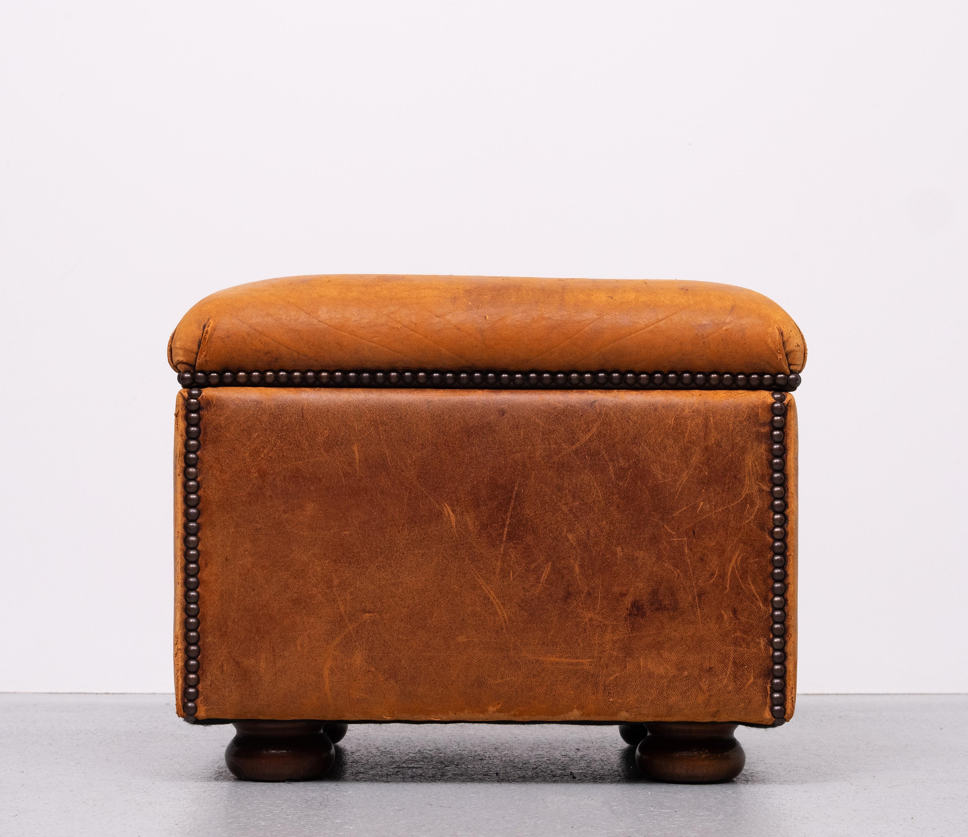 Pelle di pecora  Pouf o ottomana in pelle con contenitore  1970s in vendita 3