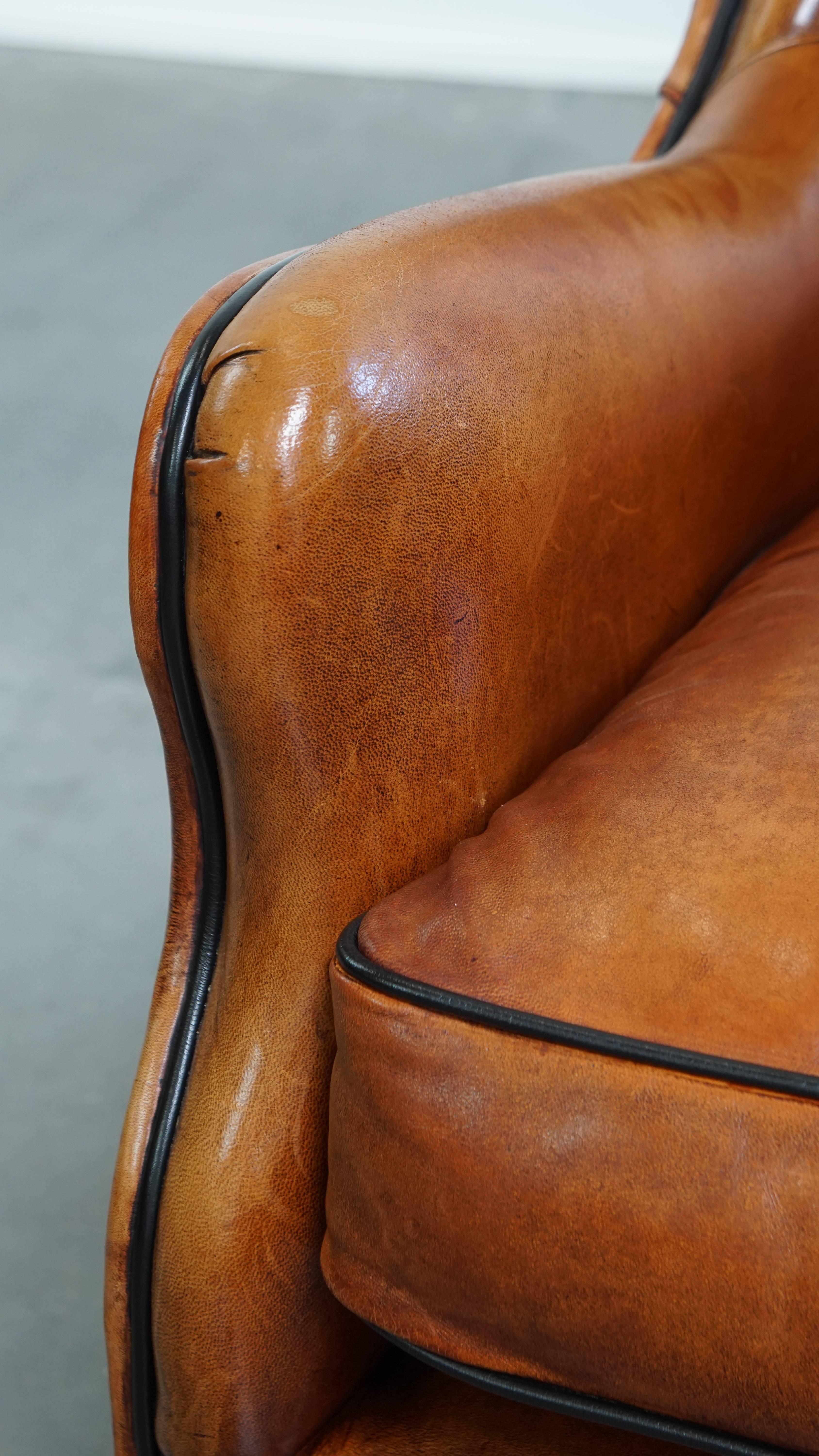 Silla Wingback de Piel de Oveja con Ribete Negro en venta 3