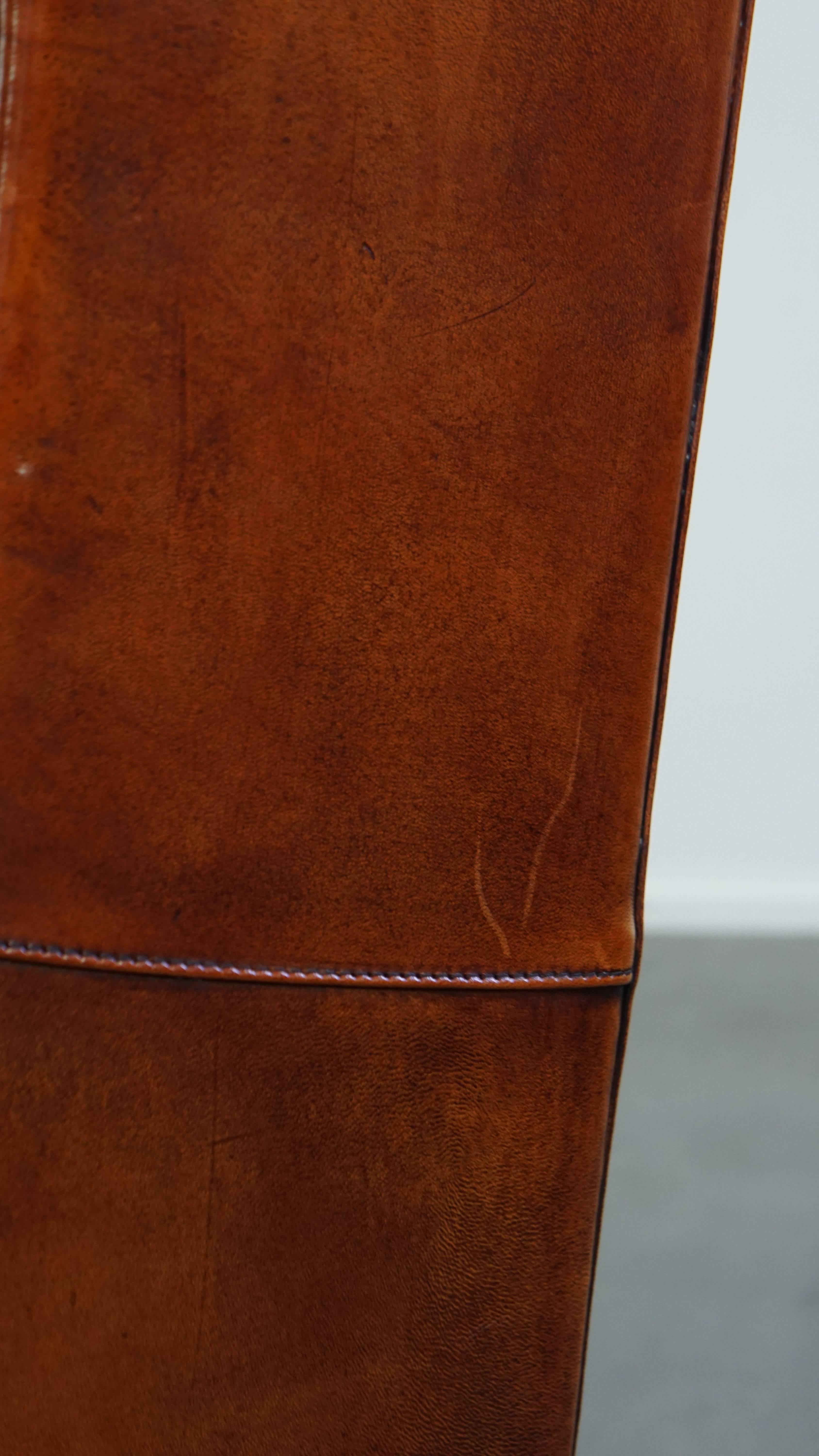 Silla Wingback de Piel de Oveja con Ribete Negro en venta 5
