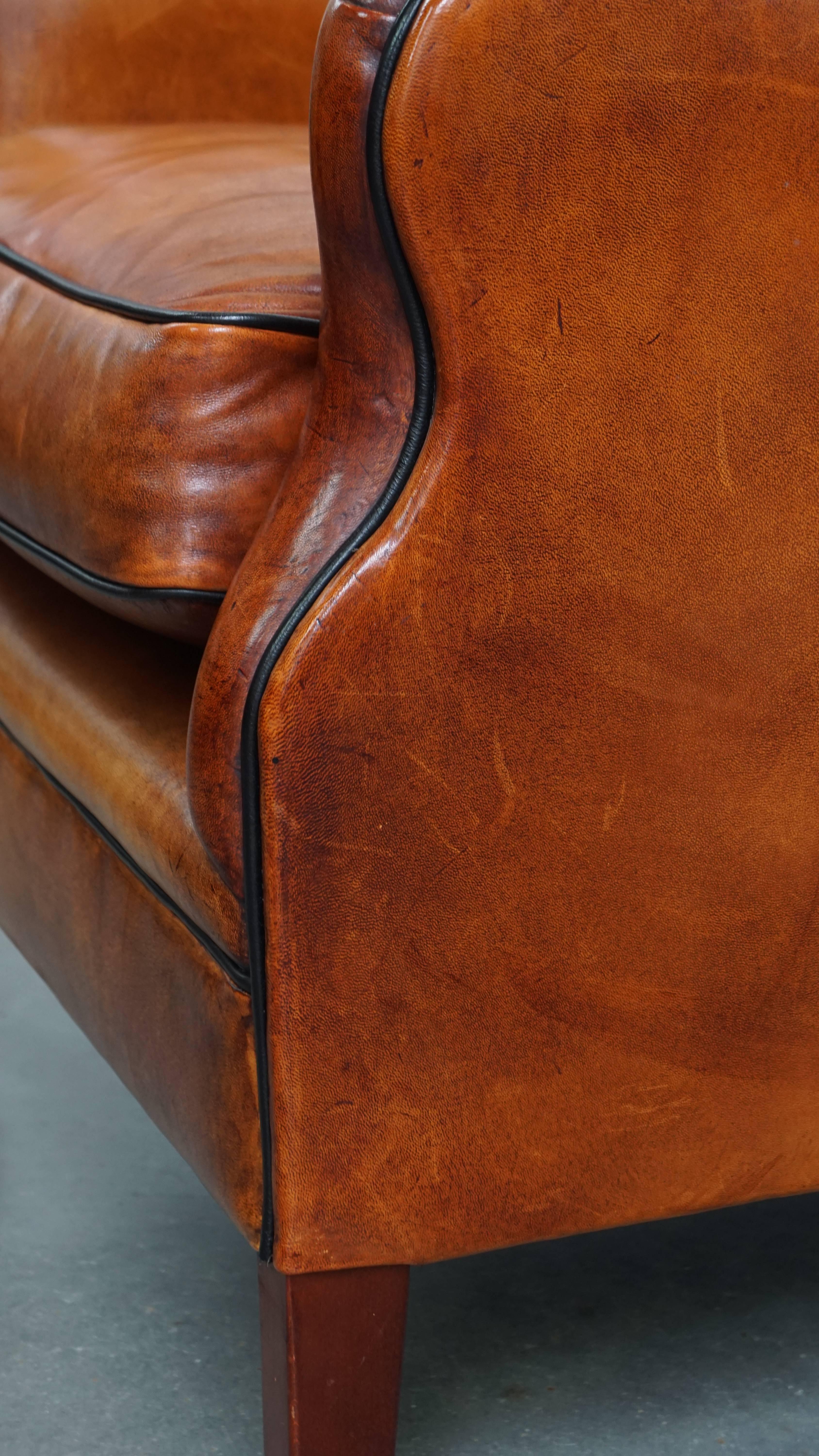 Silla Wingback de Piel de Oveja con Ribete Negro en venta 6