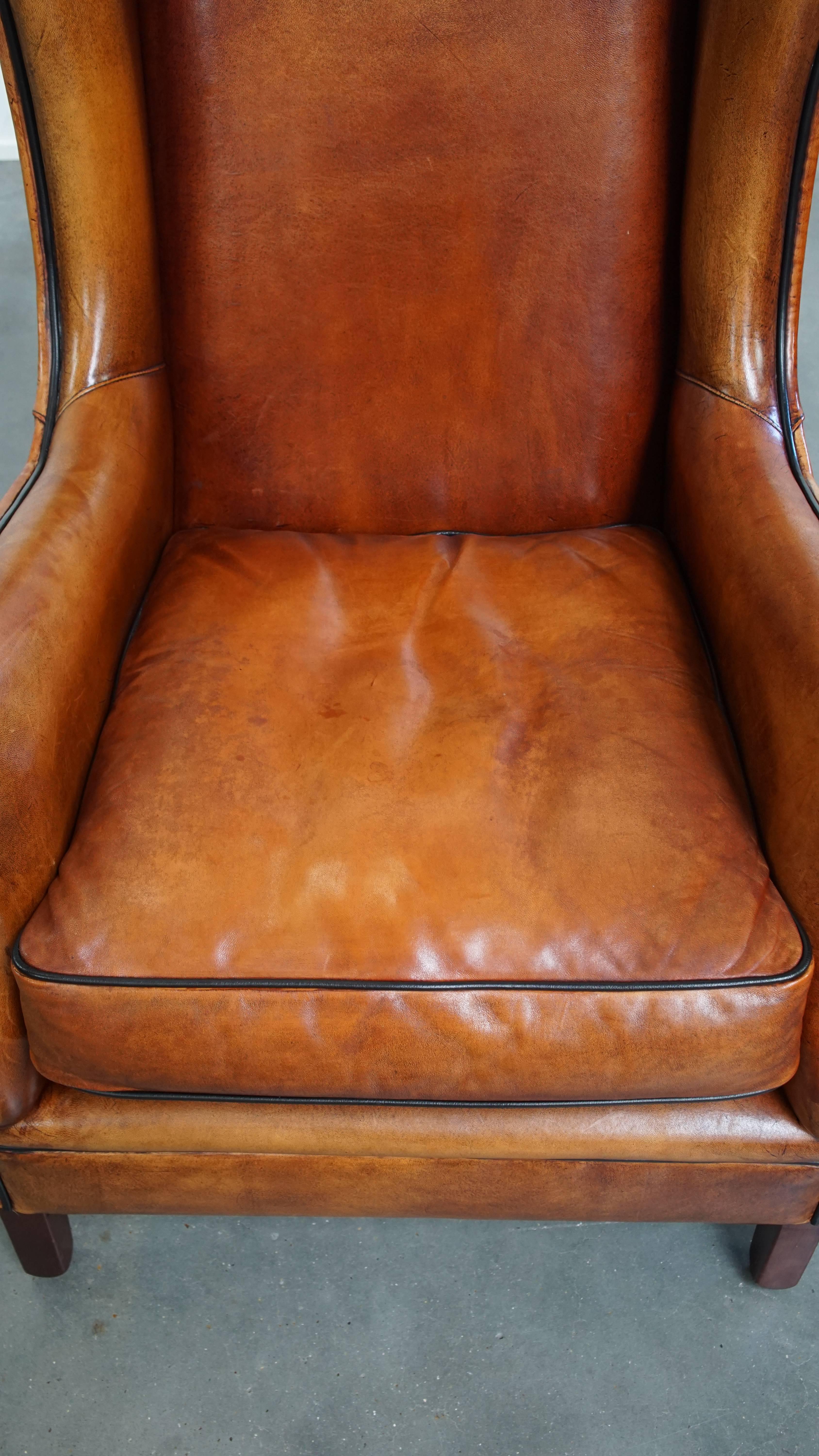 Silla Wingback de Piel de Oveja con Ribete Negro Siglo XXI y contemporáneo en venta
