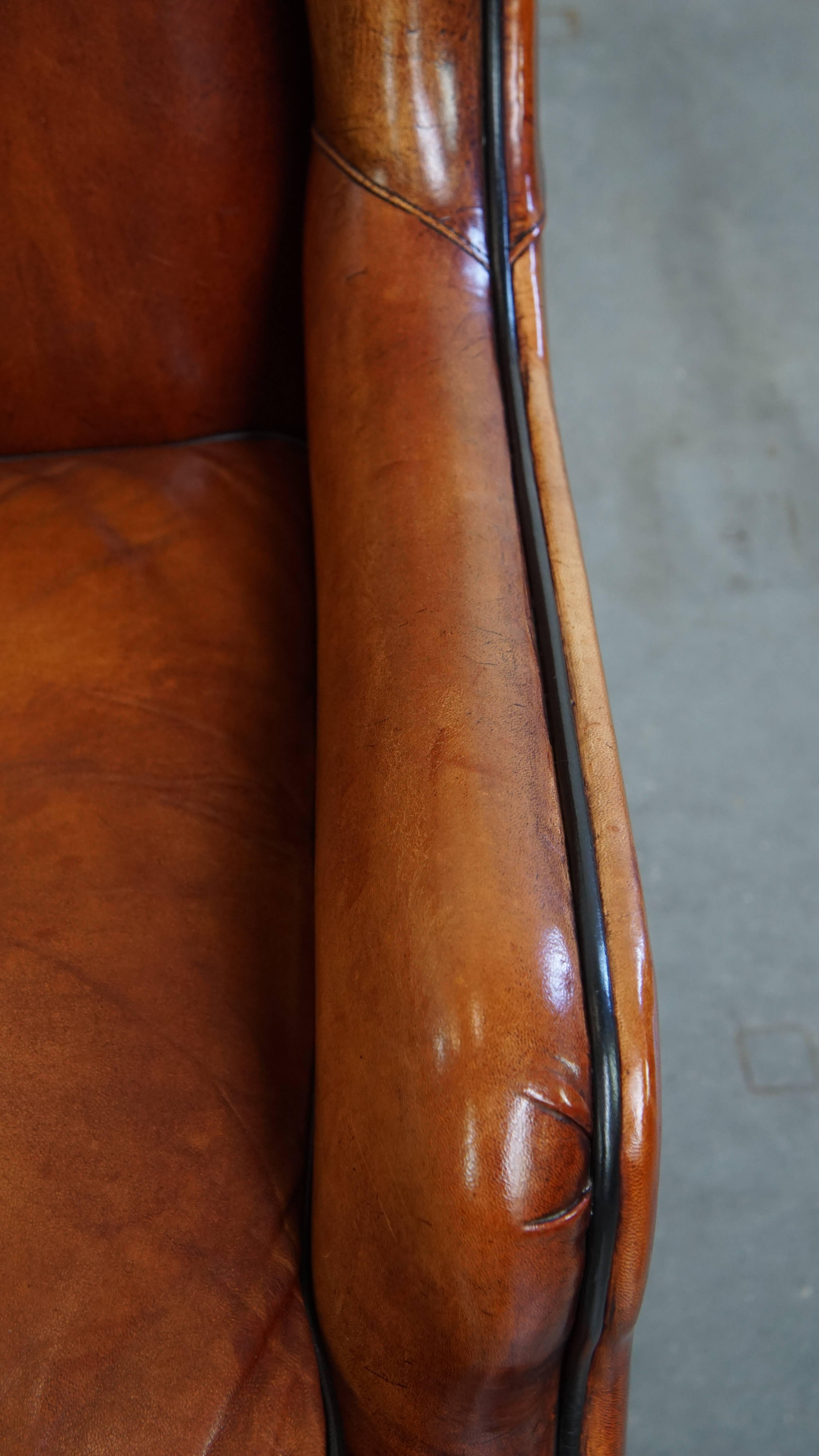Silla Wingback de Piel de Oveja con Ribete Negro en venta 1