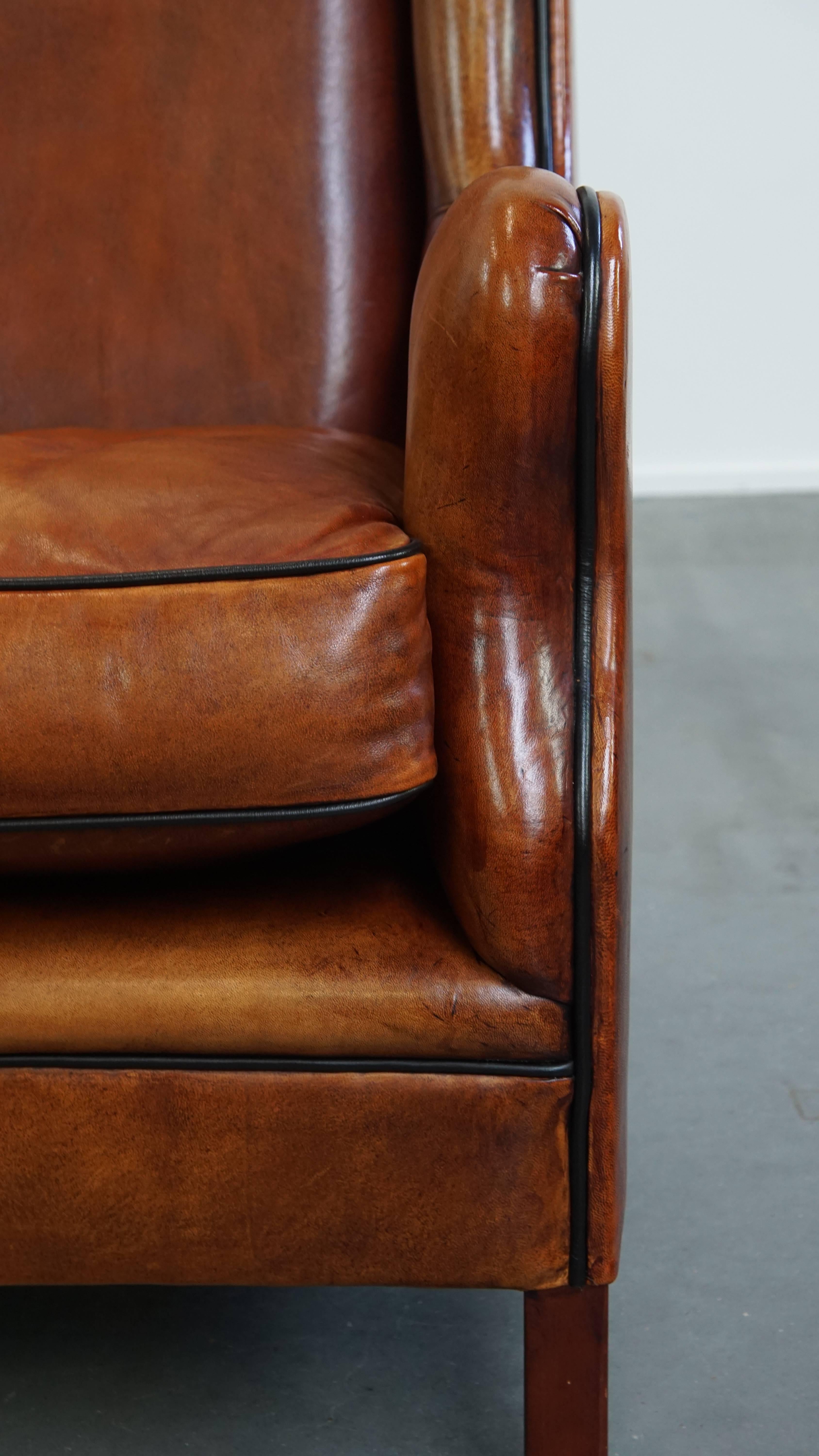 Silla Wingback de Piel de Oveja con Ribete Negro en venta 2