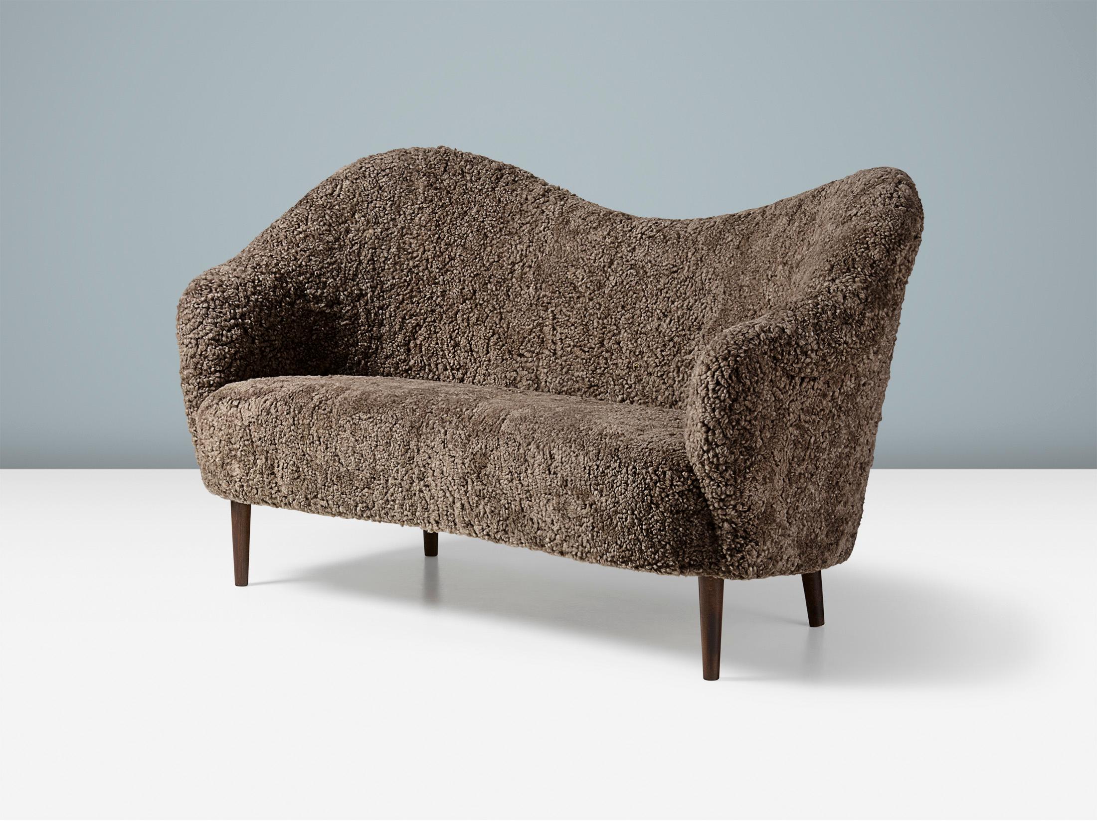 Carl Malmsten - Canapé Samspel

Ce meuble suédois emblématique a été conçu en 1956 par le maître designer Carl Malmsten. Il a été produit à l'origine par AB Record à Bollnas, en Suède. Cette nouvelle édition officielle est produite par le tapissier