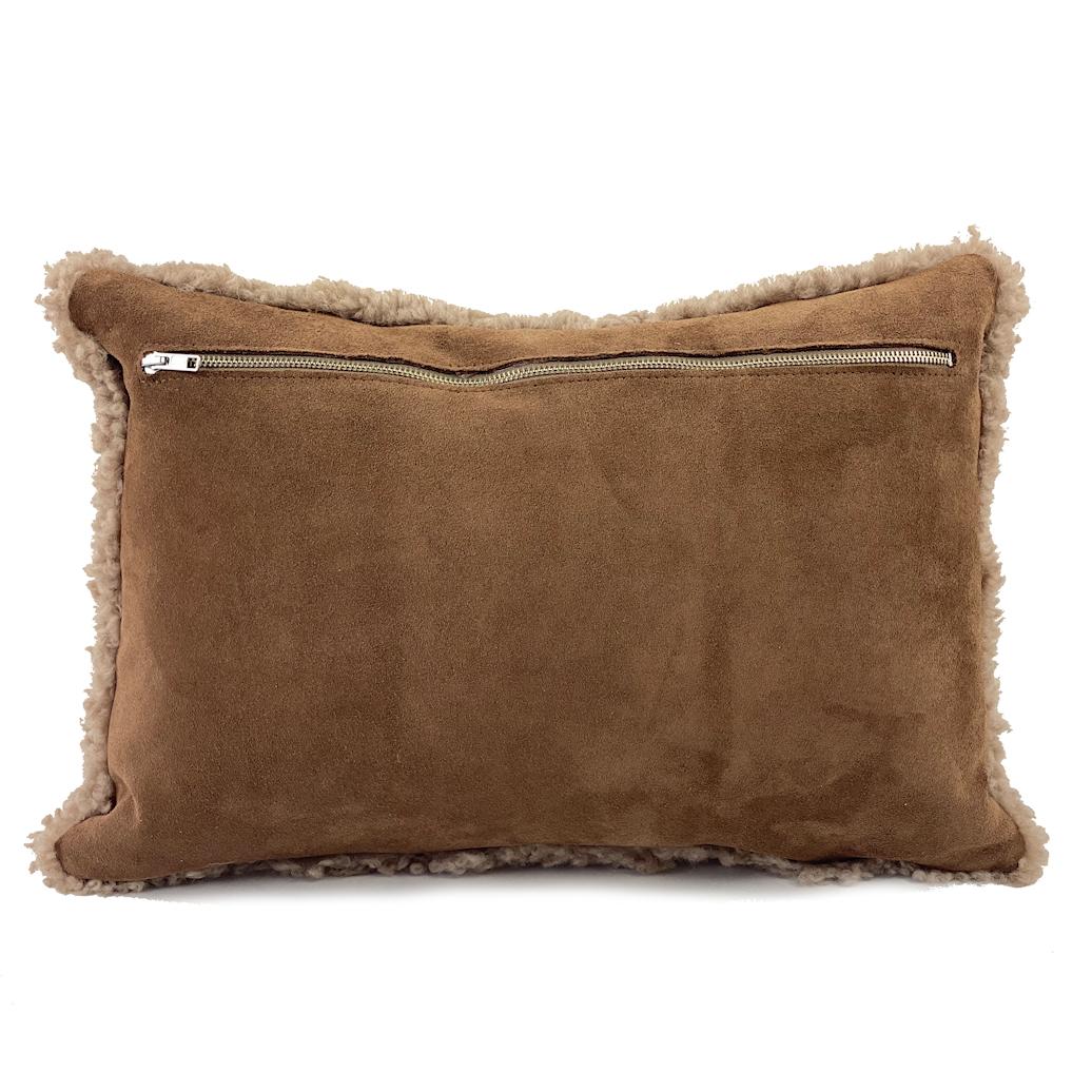 Améliorez le confort et les éléments texturaux de votre décor avec ce coussin lombaire en shearling. Le shearling, véritable peau de mouton australien, présente des poils de laine courts et bouclés dans un mélange de tons bruns plus clairs qui