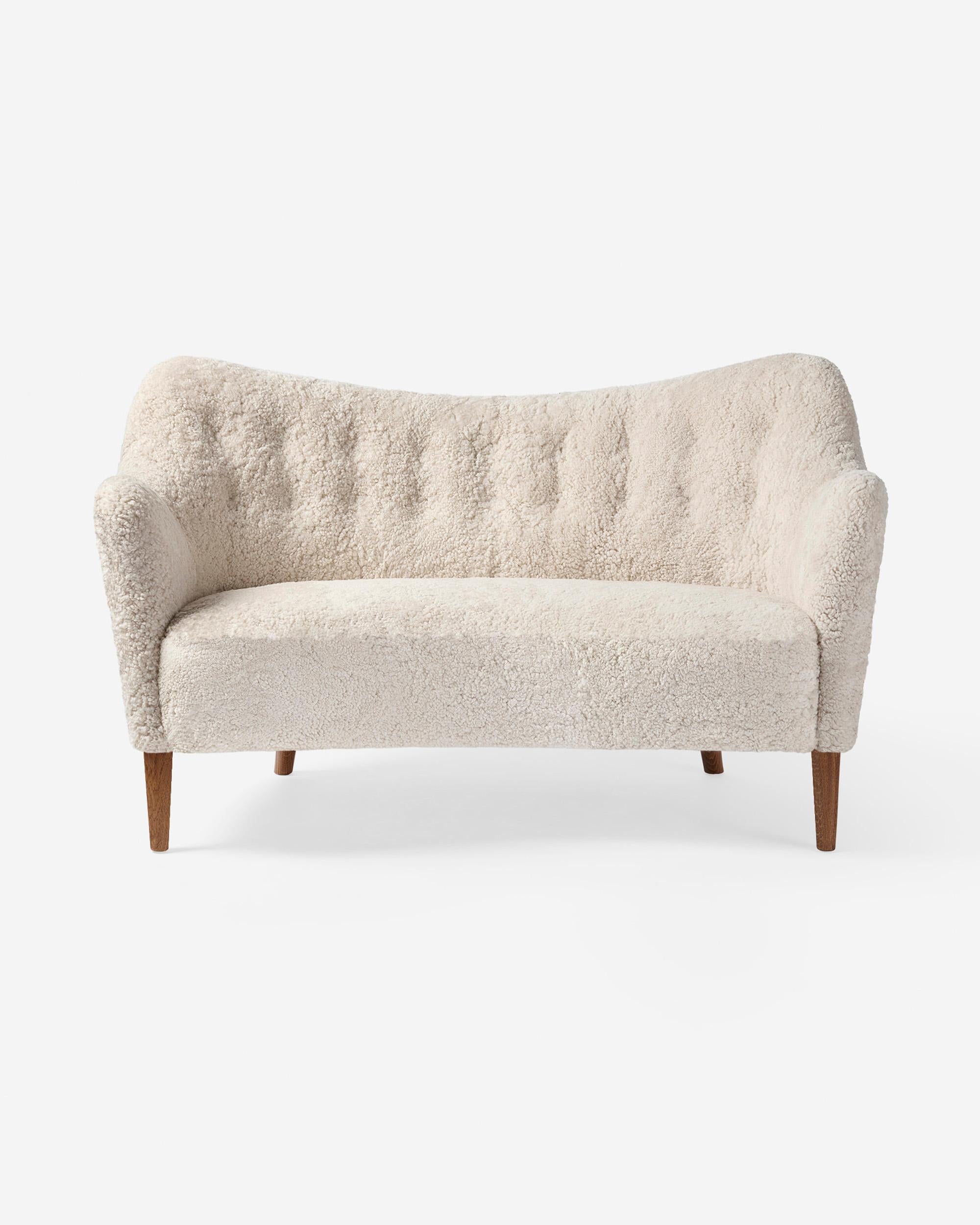 Alfred Christensen - Divano con poltrona Tisso

La riedizione ufficiale di questo classico divano-sedile del designer ed ebanista danese: Alfred Christensen, originariamente prodotto dalla sua azienda: Slagelse Mobelvaerk come modello 185 nel 1952.