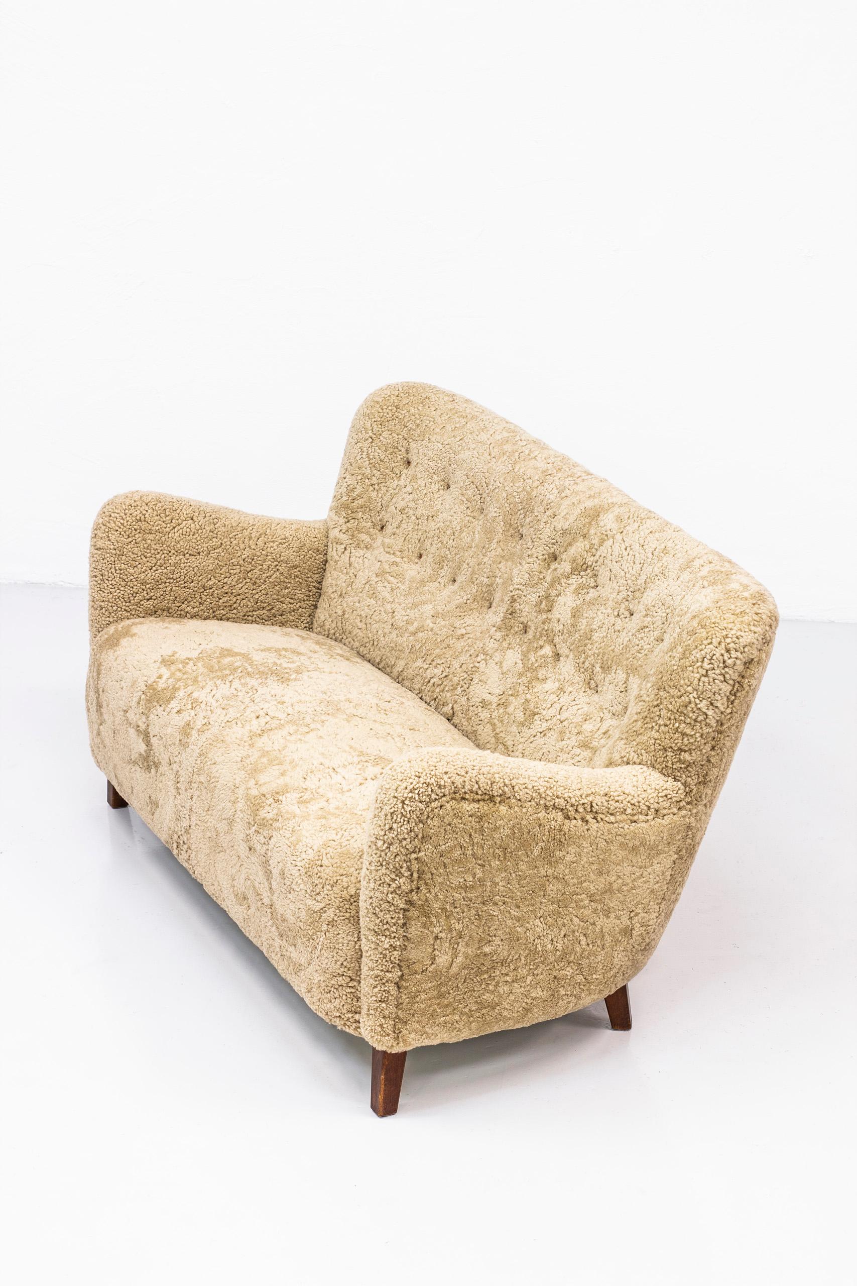 Sheepskin Sofa by Fritz Hansen, Denmark, 1940s In Good Condition In Hägersten, SE