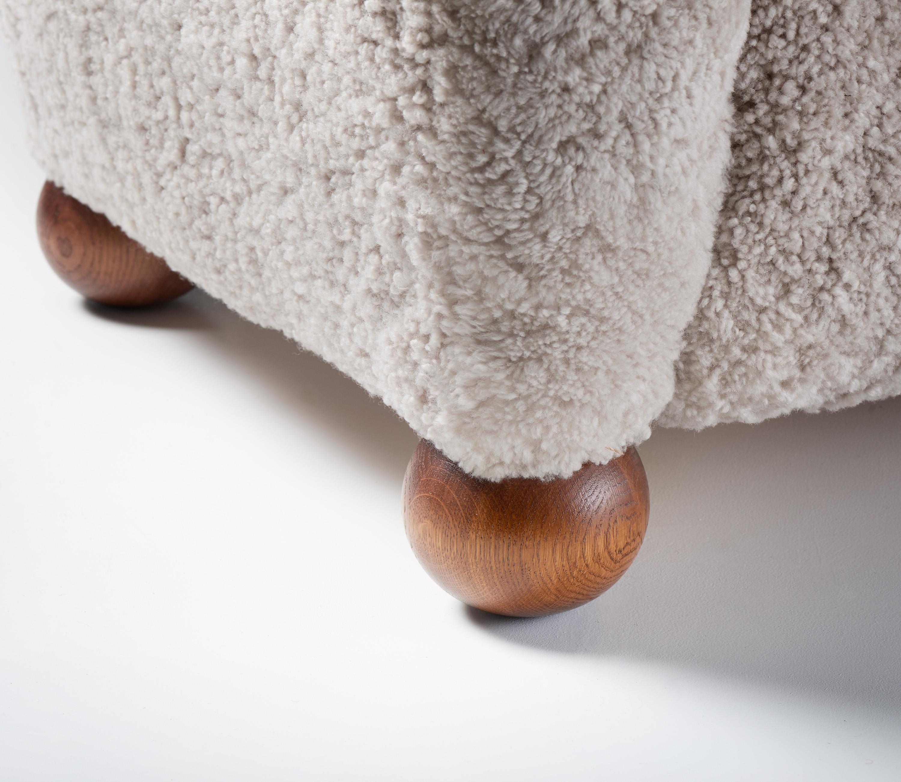 Chaise à oreilles en peau de mouton attribuée à Marta Blomstedt pour l'hôtel Aulanko  Excellent état - En vente à London, GB