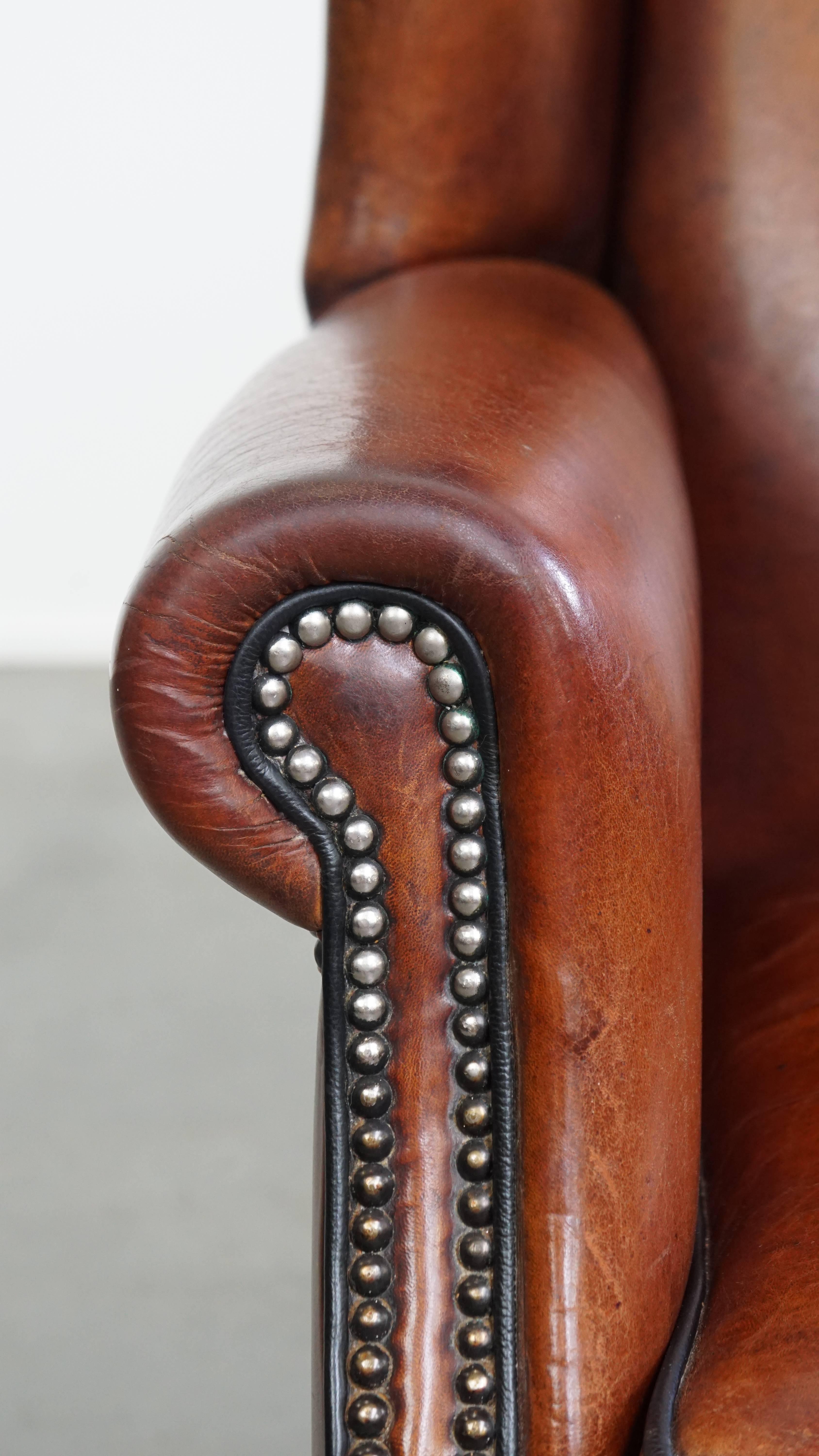 Silla Wingback de piel de oveja con tonos cálidos y ribetes negros en venta 3