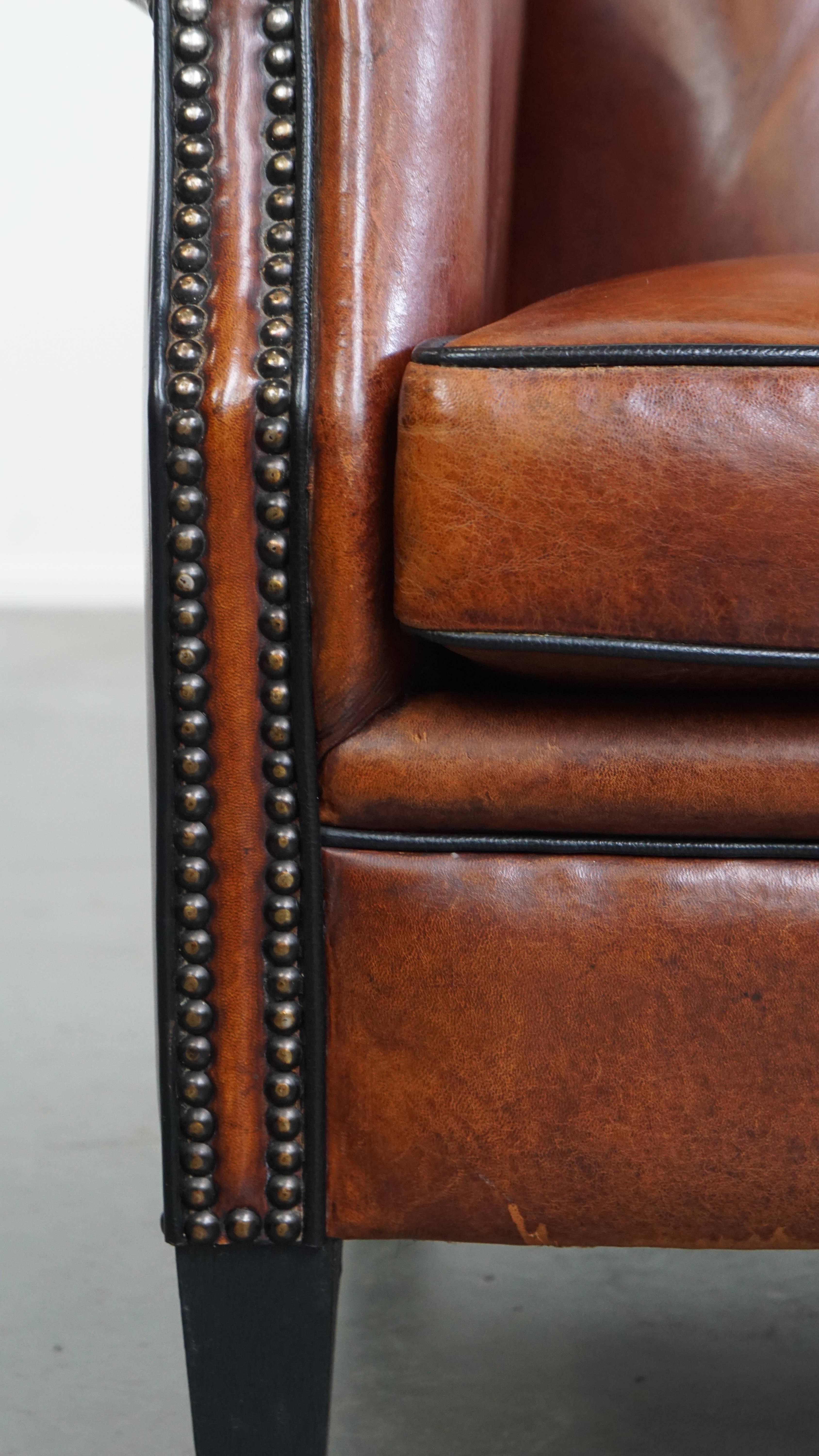 Silla Wingback de piel de oveja con tonos cálidos y ribetes negros en venta 4