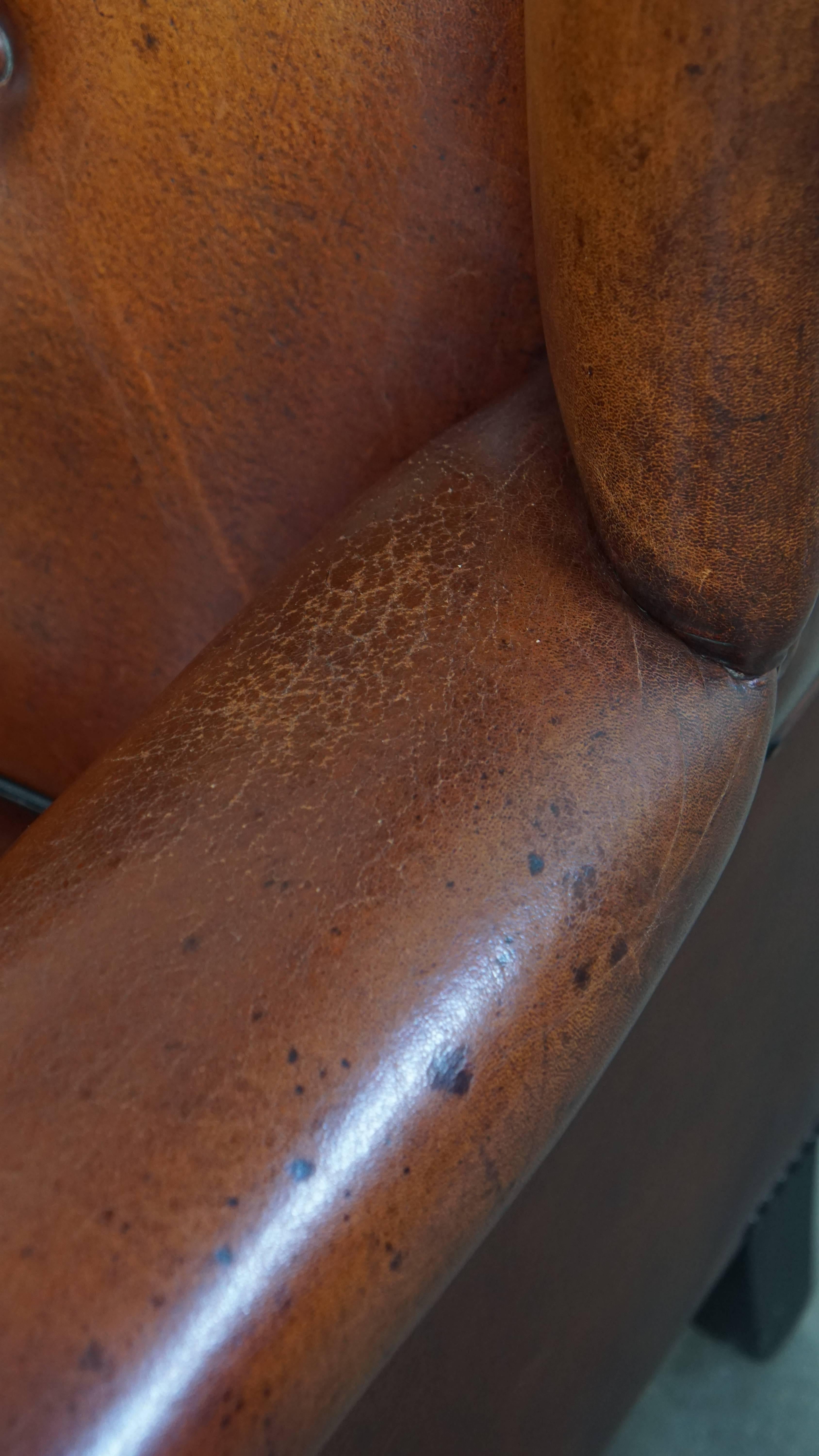 Silla Wingback de piel de oveja con tonos cálidos y ribetes negros en venta 7