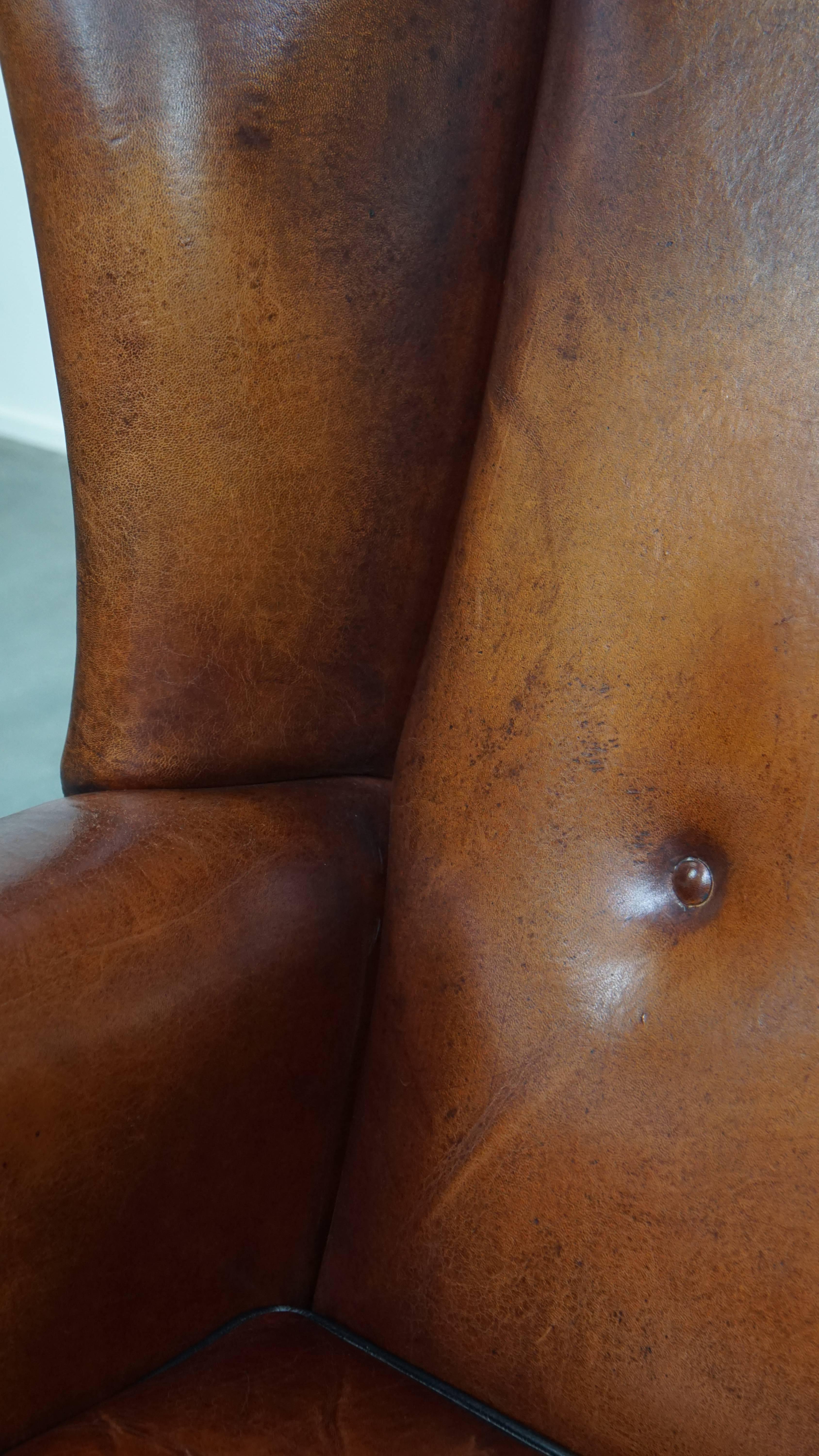 Silla Wingback de piel de oveja con tonos cálidos y ribetes negros en venta 8