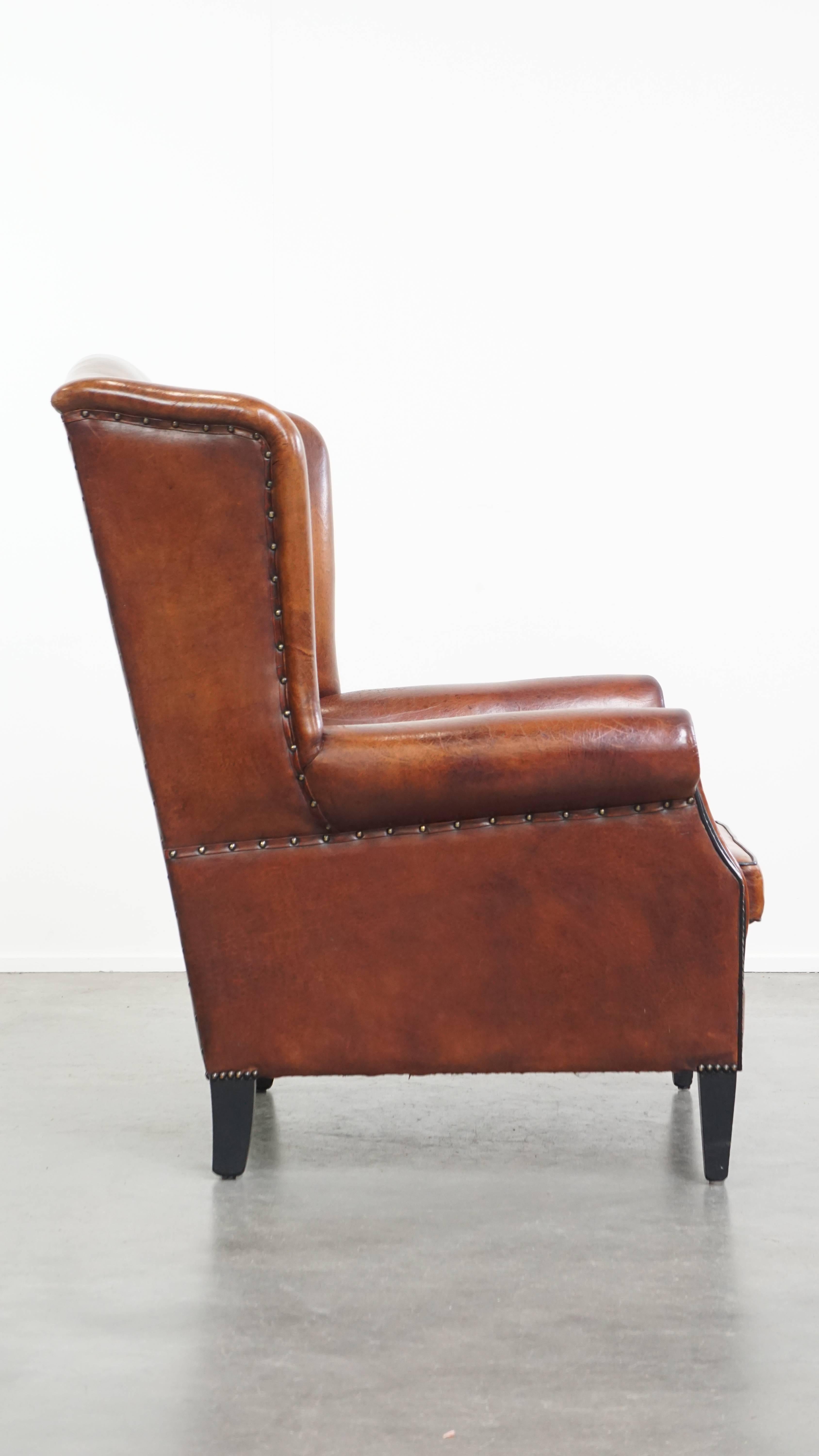 Silla Wingback de piel de oveja con tonos cálidos y ribetes negros Romano clásico en venta