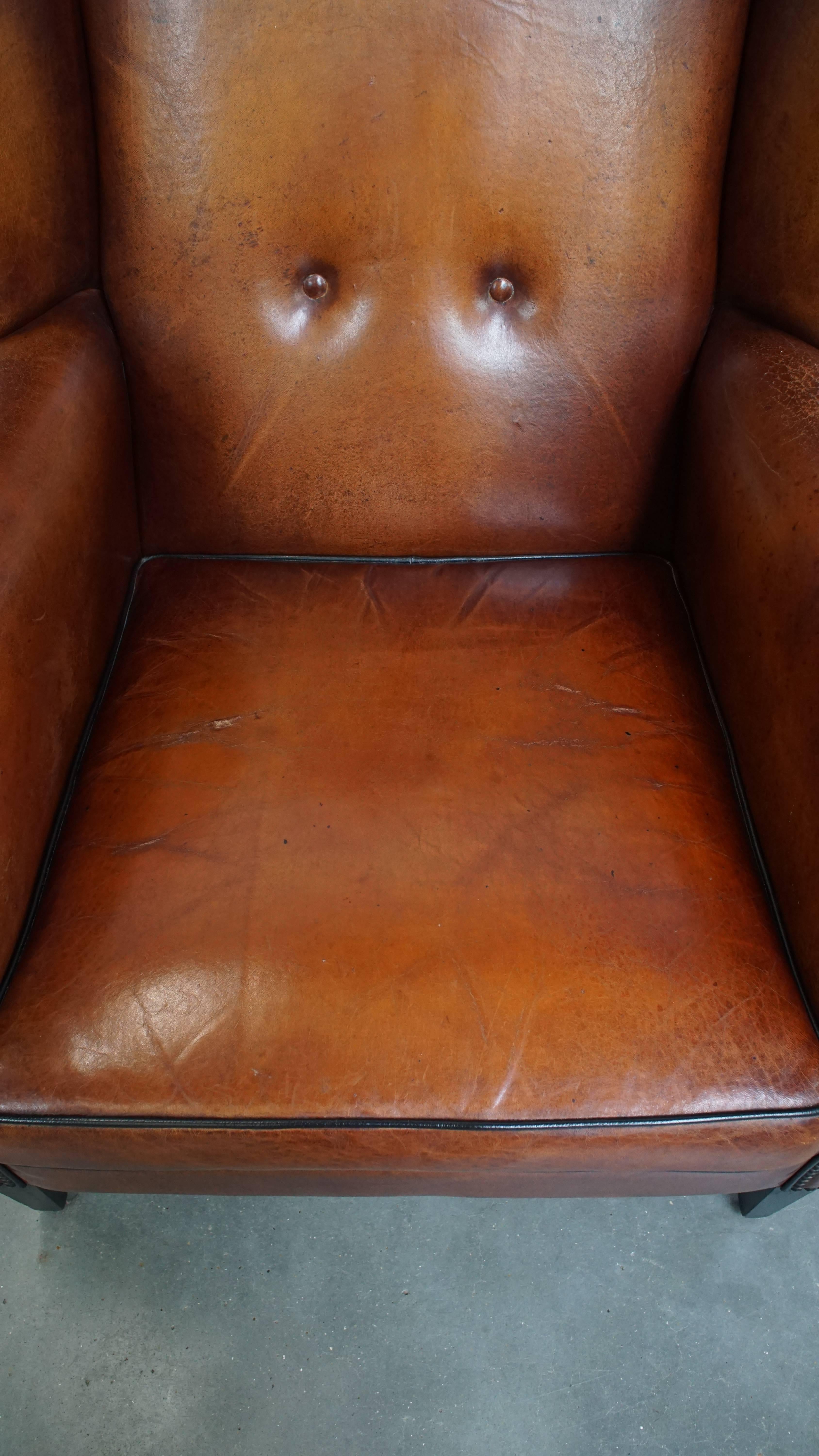 Silla Wingback de piel de oveja con tonos cálidos y ribetes negros siglo XX en venta