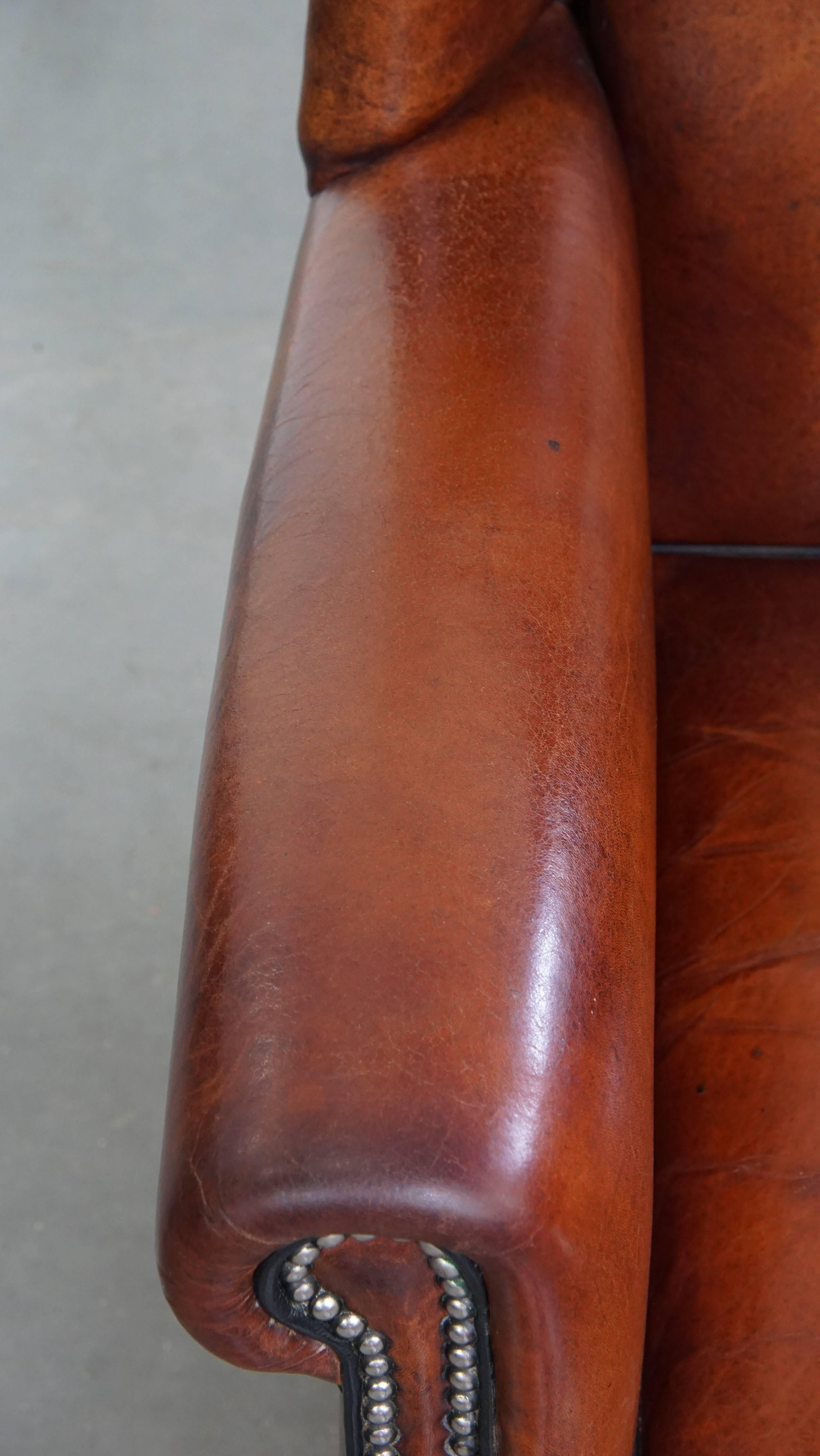 Silla Wingback de piel de oveja con tonos cálidos y ribetes negros Cuero en venta