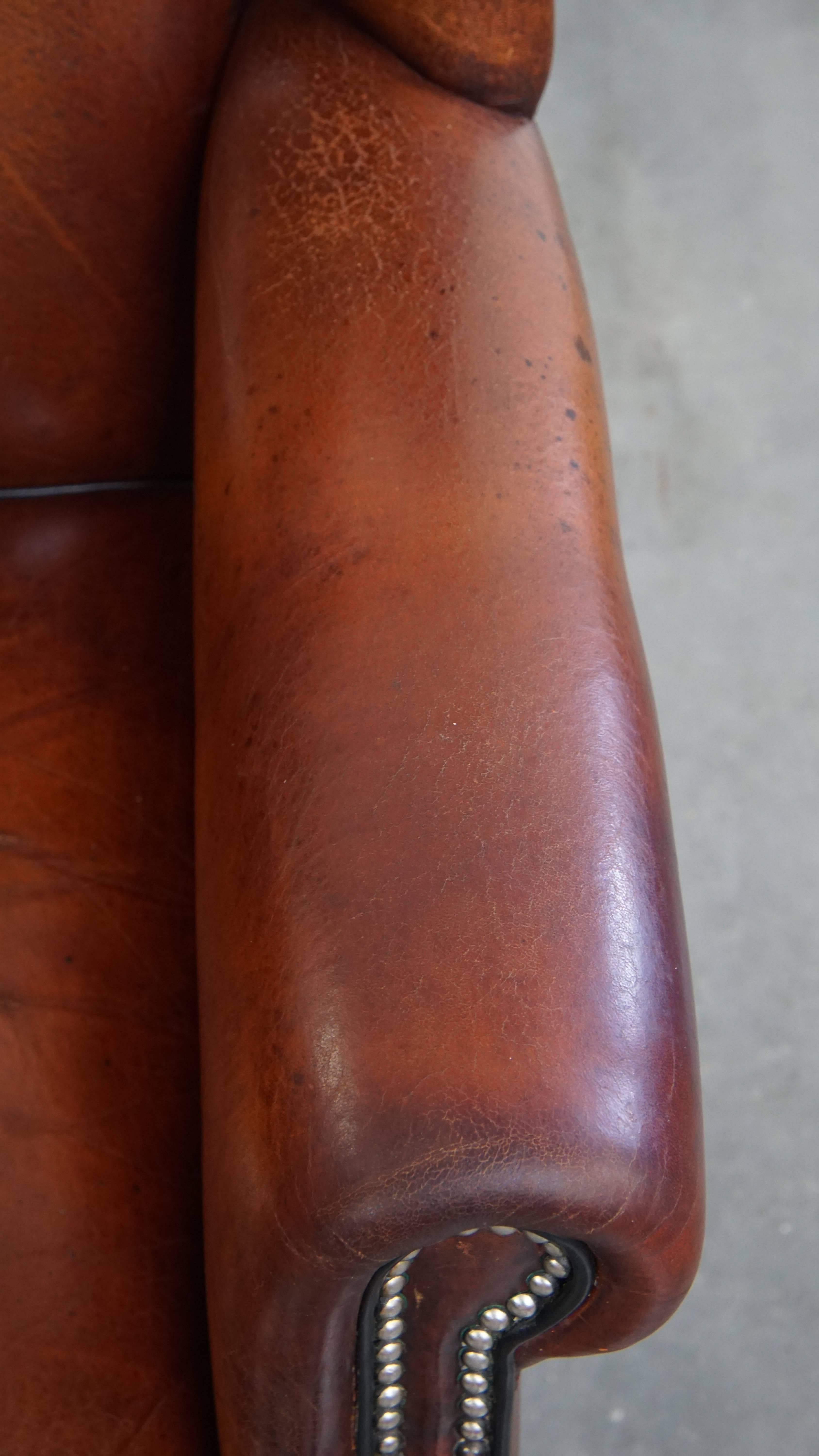 Silla Wingback de piel de oveja con tonos cálidos y ribetes negros en venta 1