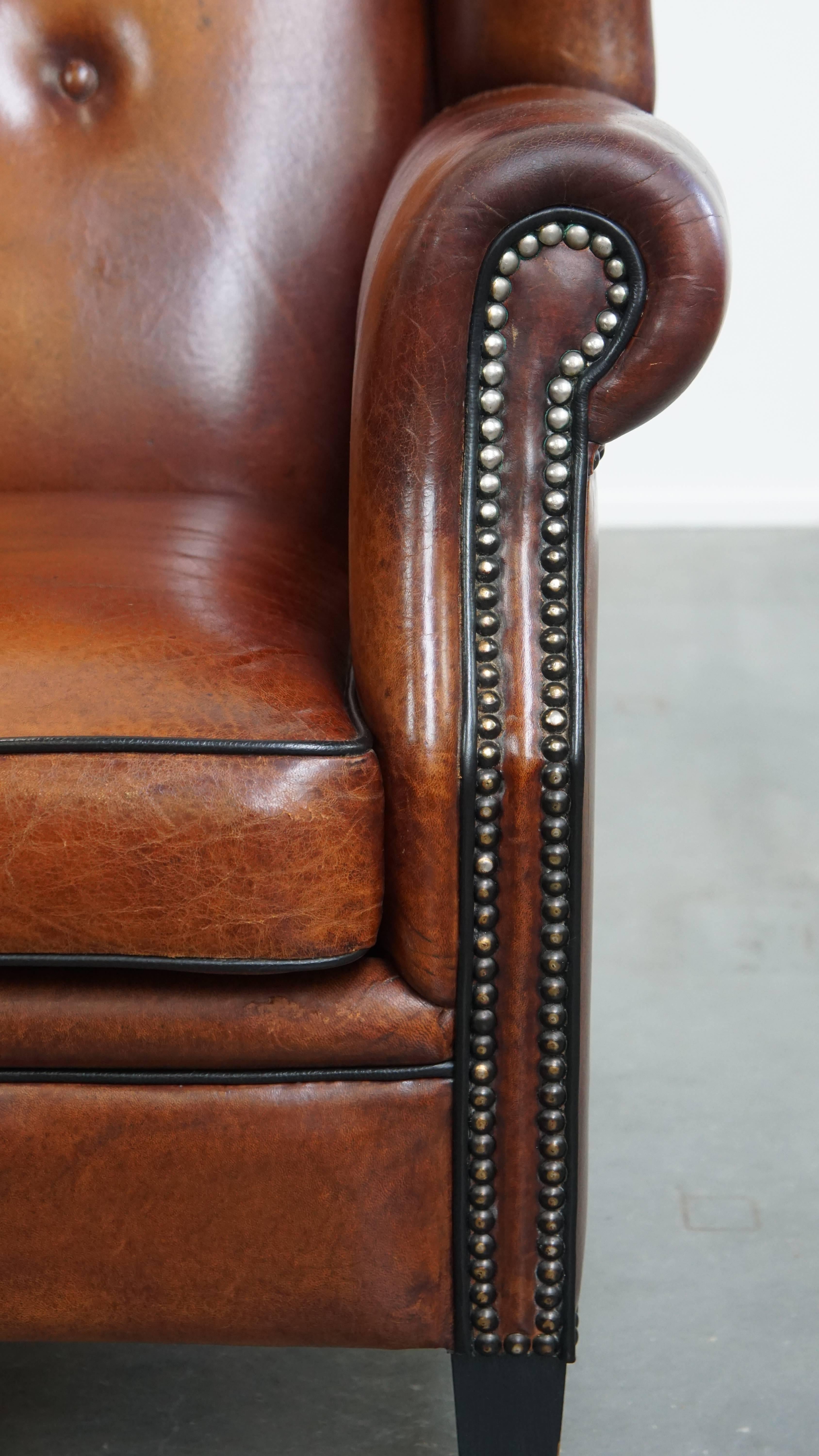 Silla Wingback de piel de oveja con tonos cálidos y ribetes negros en venta 2