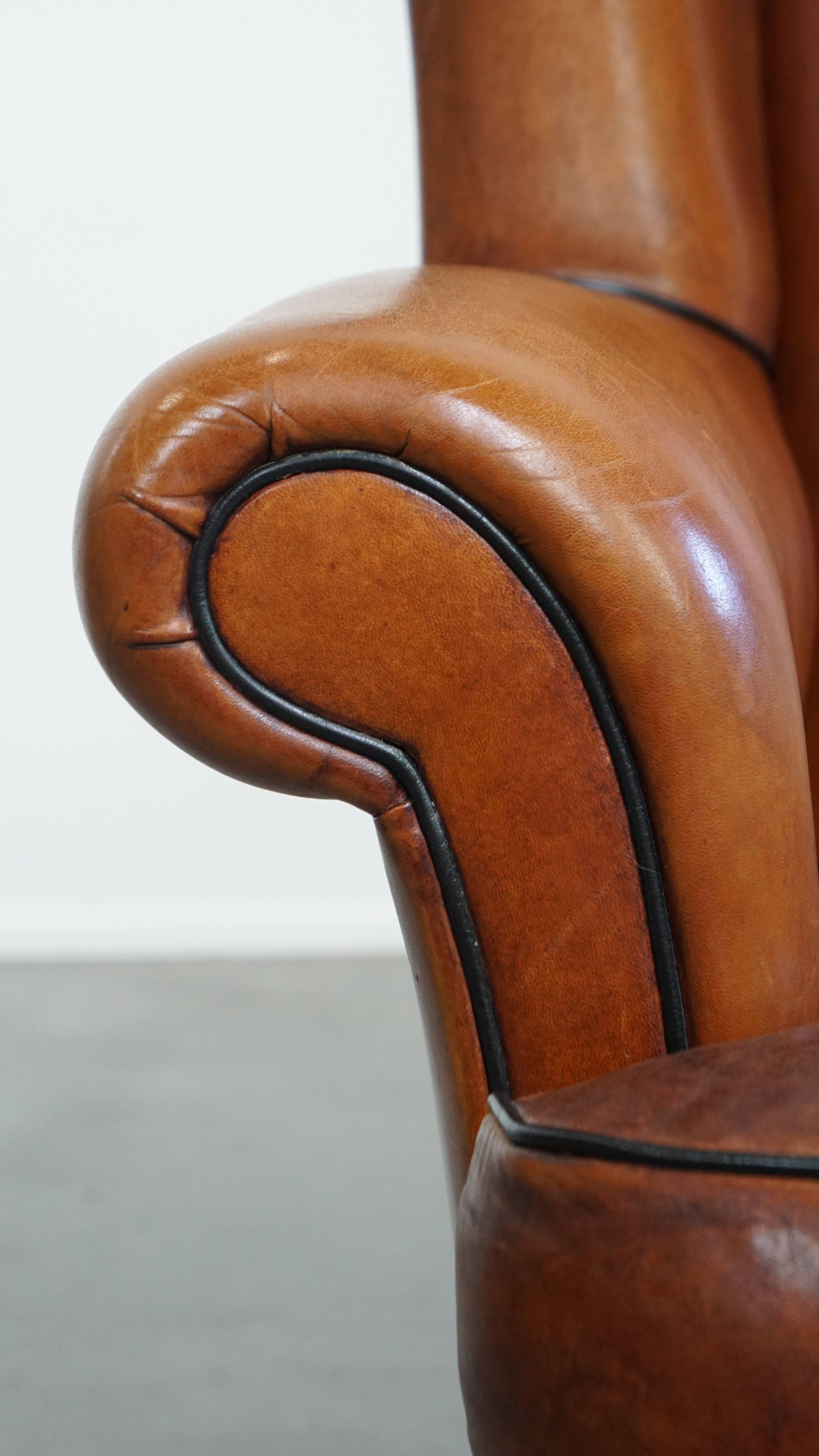 Chaise Wingback en peau de mouton aux tons chauds en vente 4