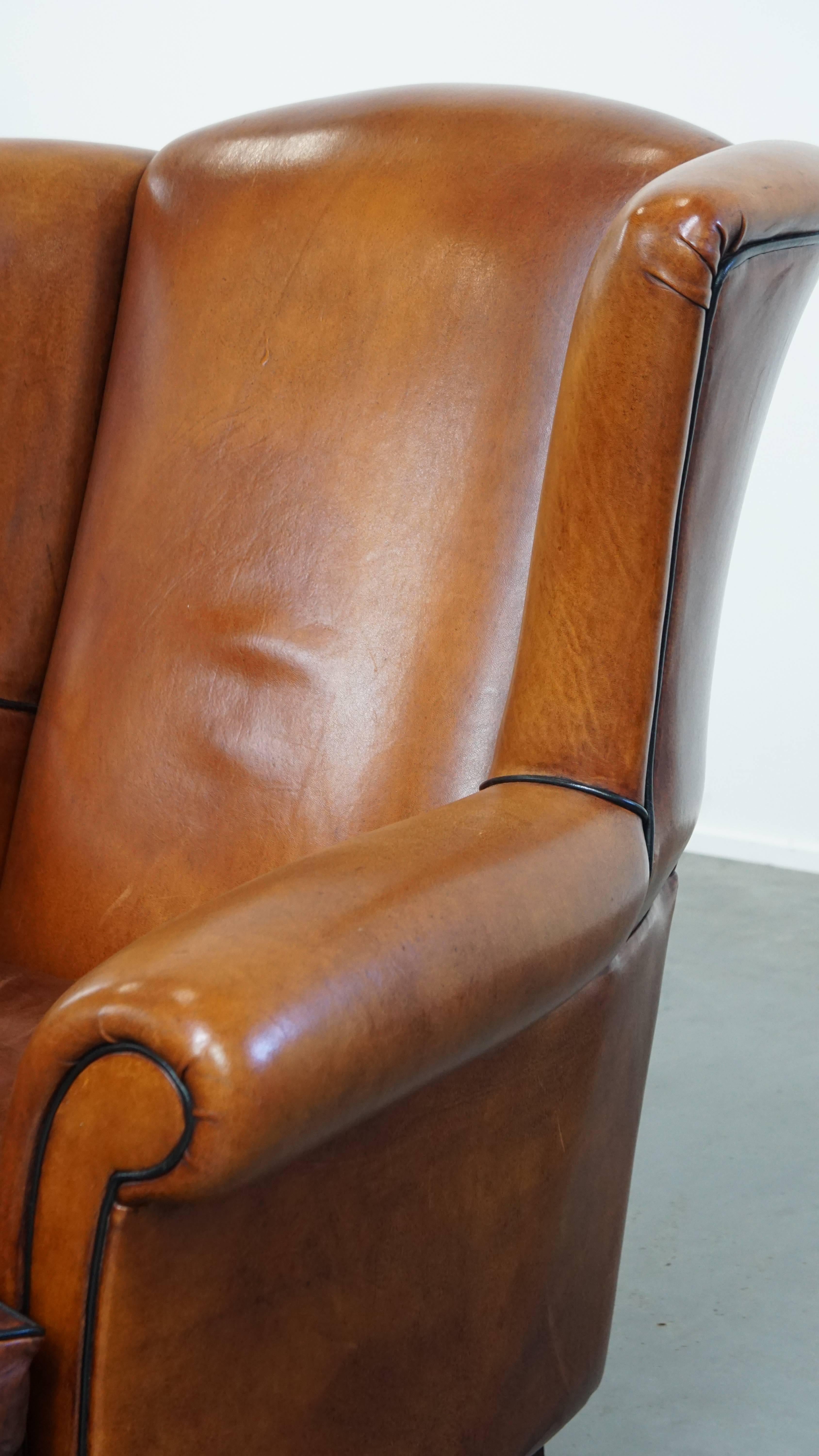 Chaise Wingback en peau de mouton aux tons chauds en vente 5