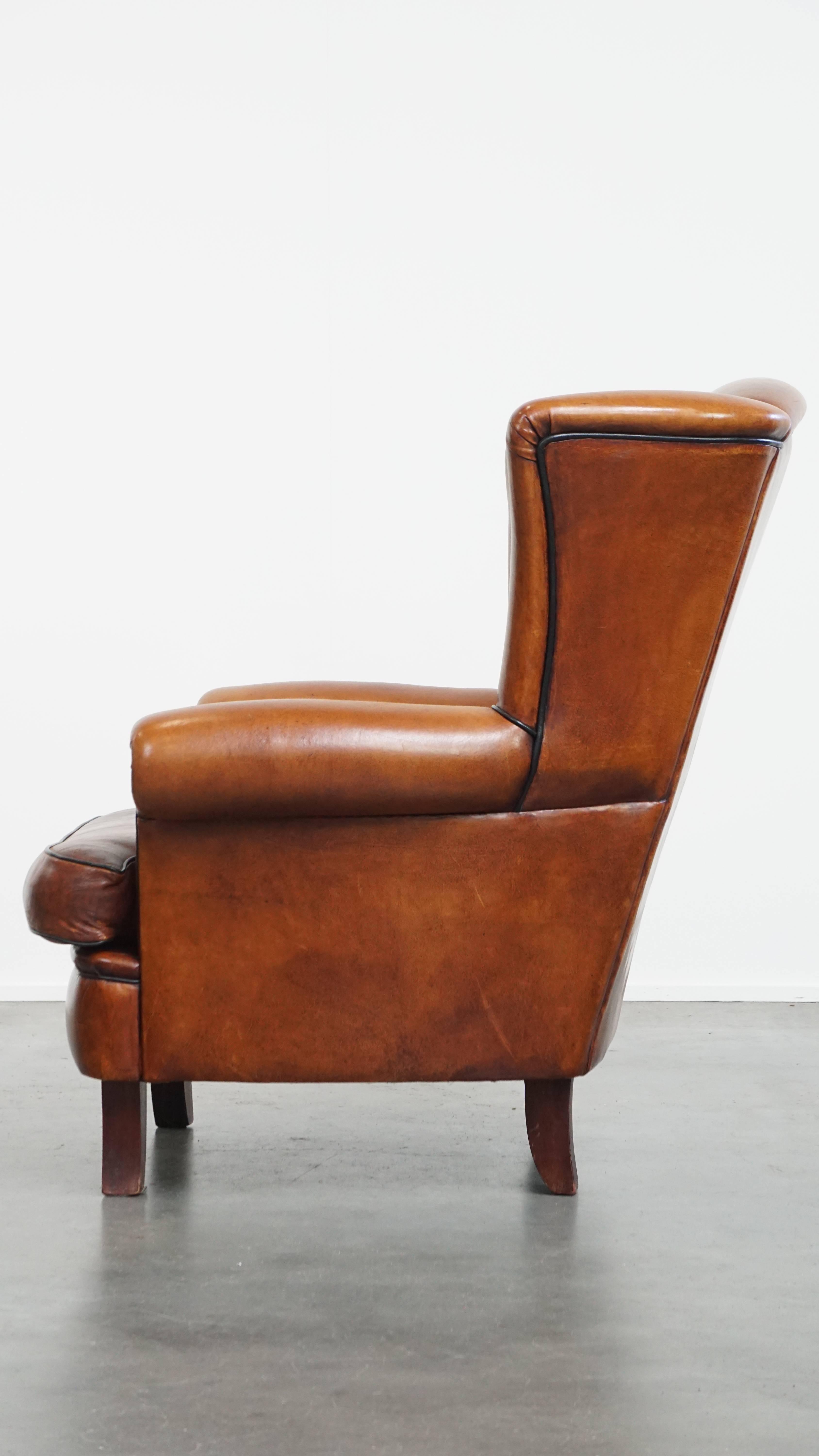 Chaise Wingback en peau de mouton aux tons chauds Bon état - En vente à Harderwijk, NL