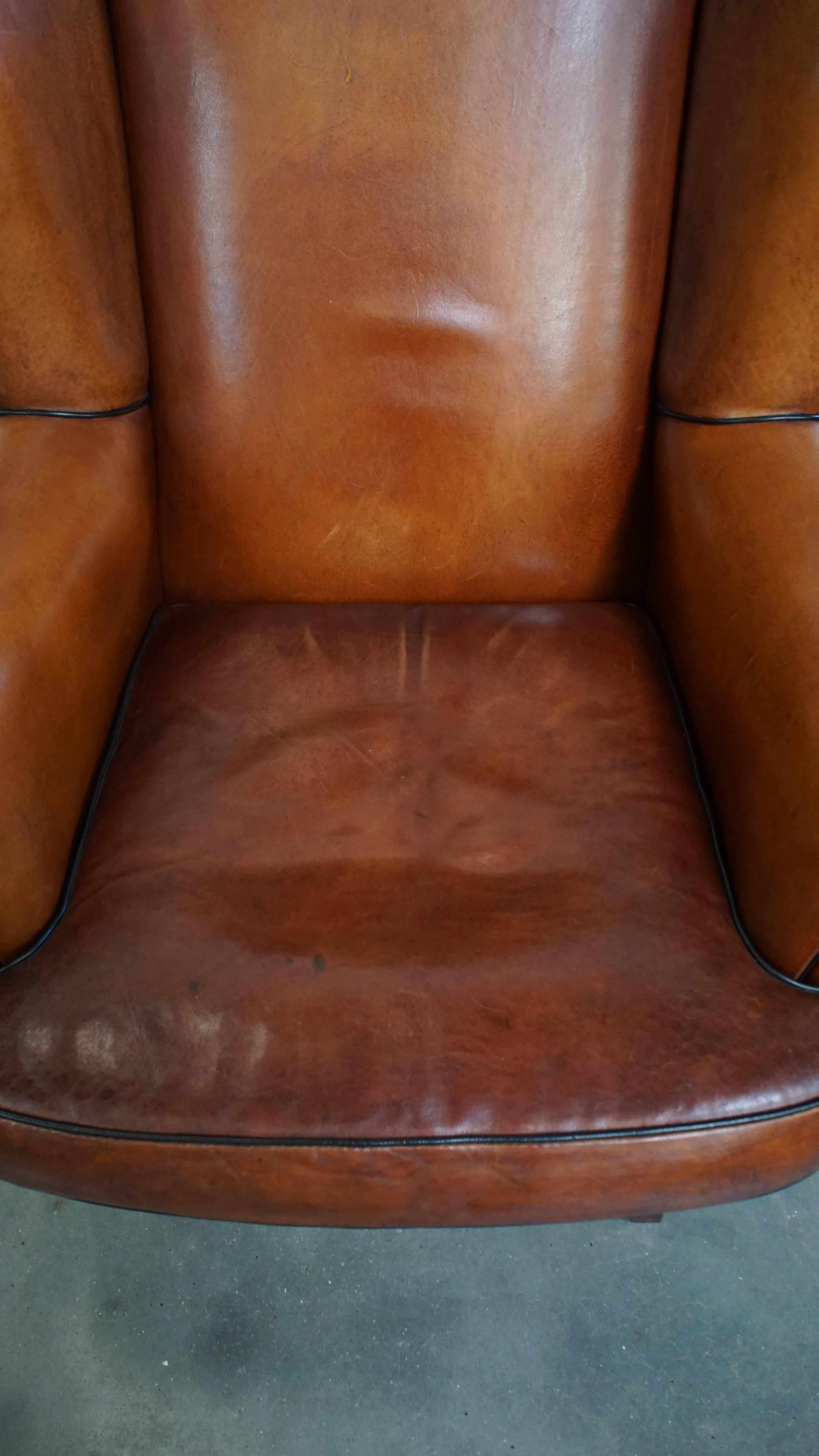 20ième siècle Chaise Wingback en peau de mouton aux tons chauds en vente
