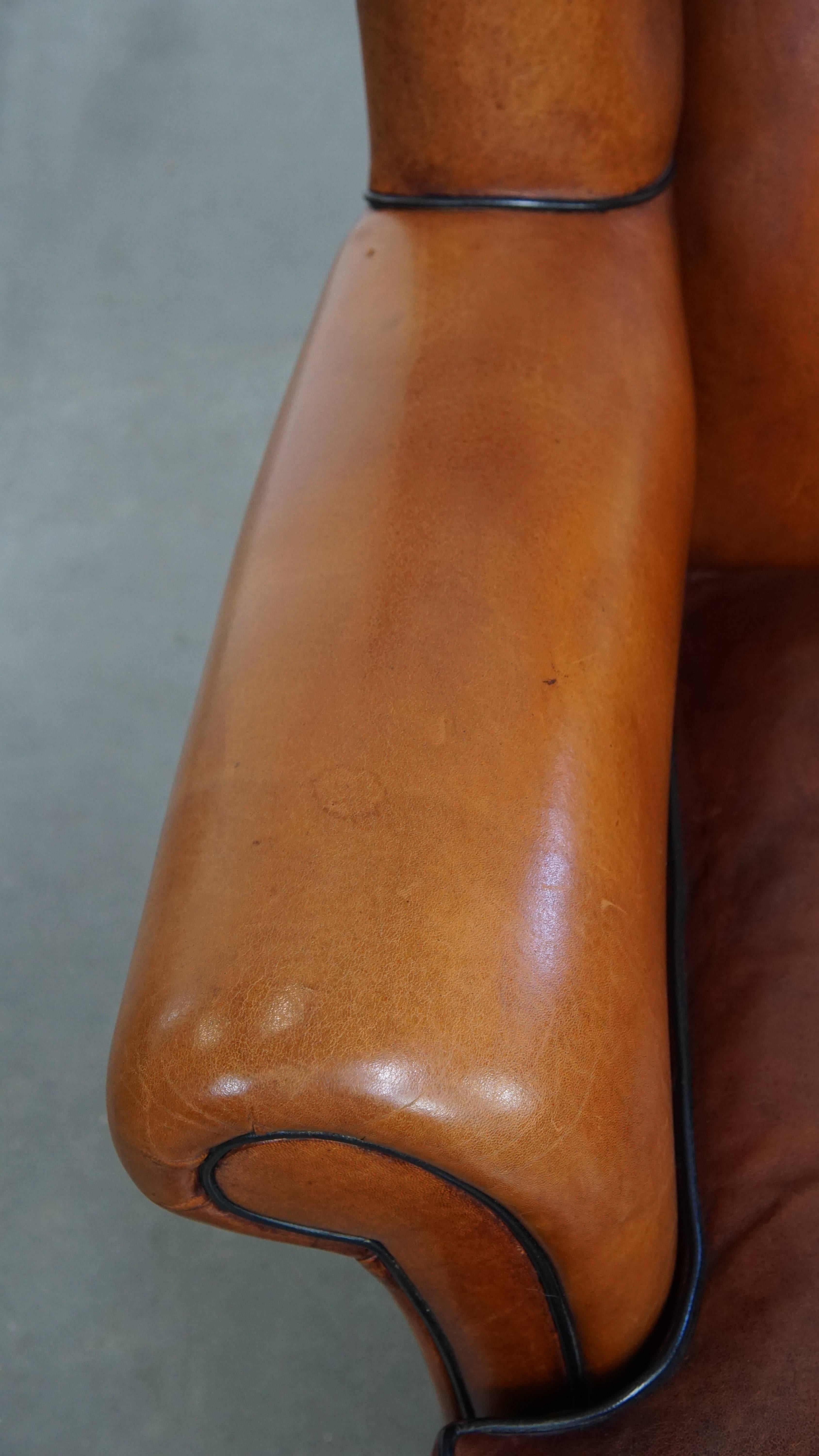 Cuir Chaise Wingback en peau de mouton aux tons chauds en vente