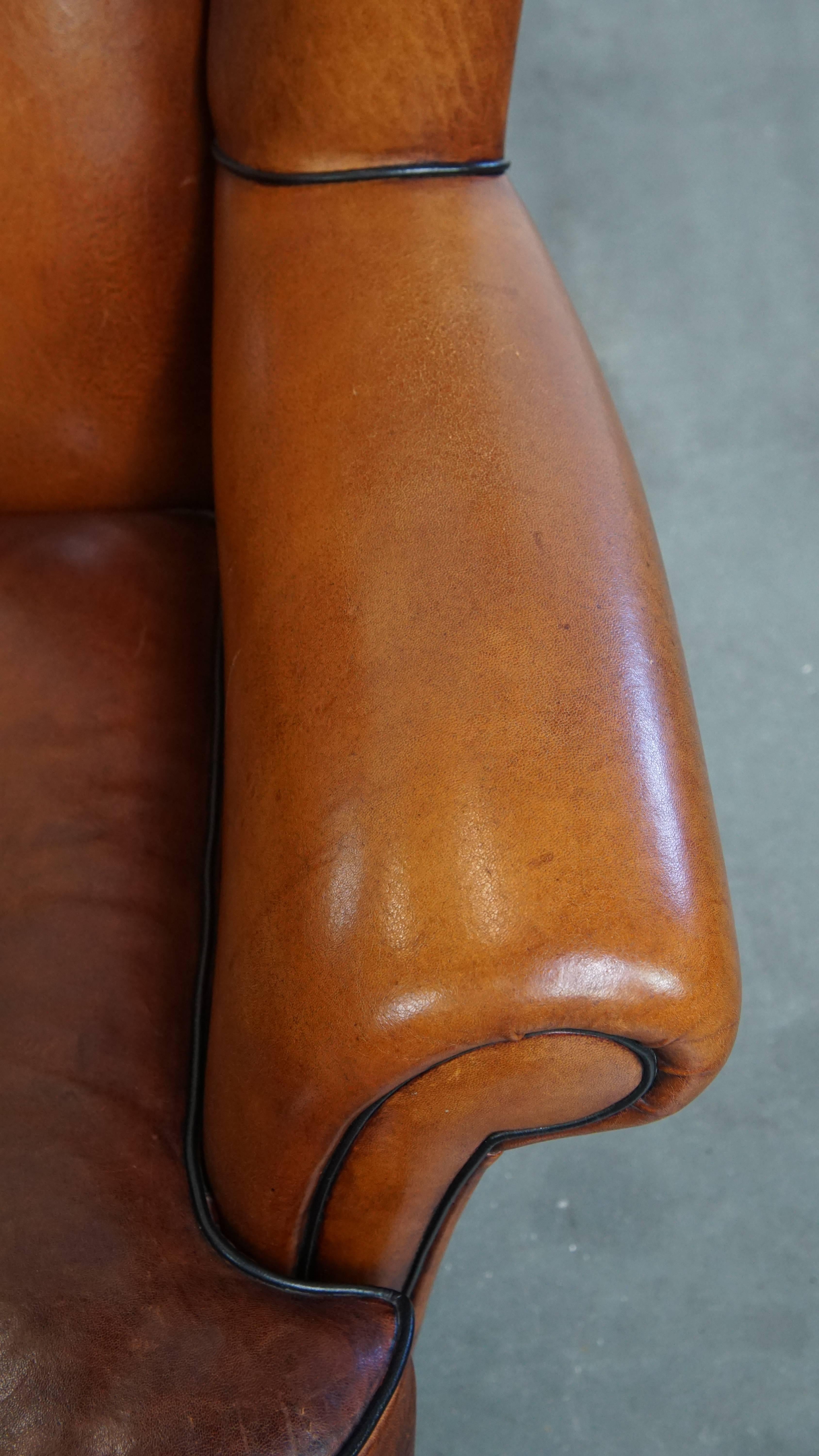 Chaise Wingback en peau de mouton aux tons chauds en vente 1