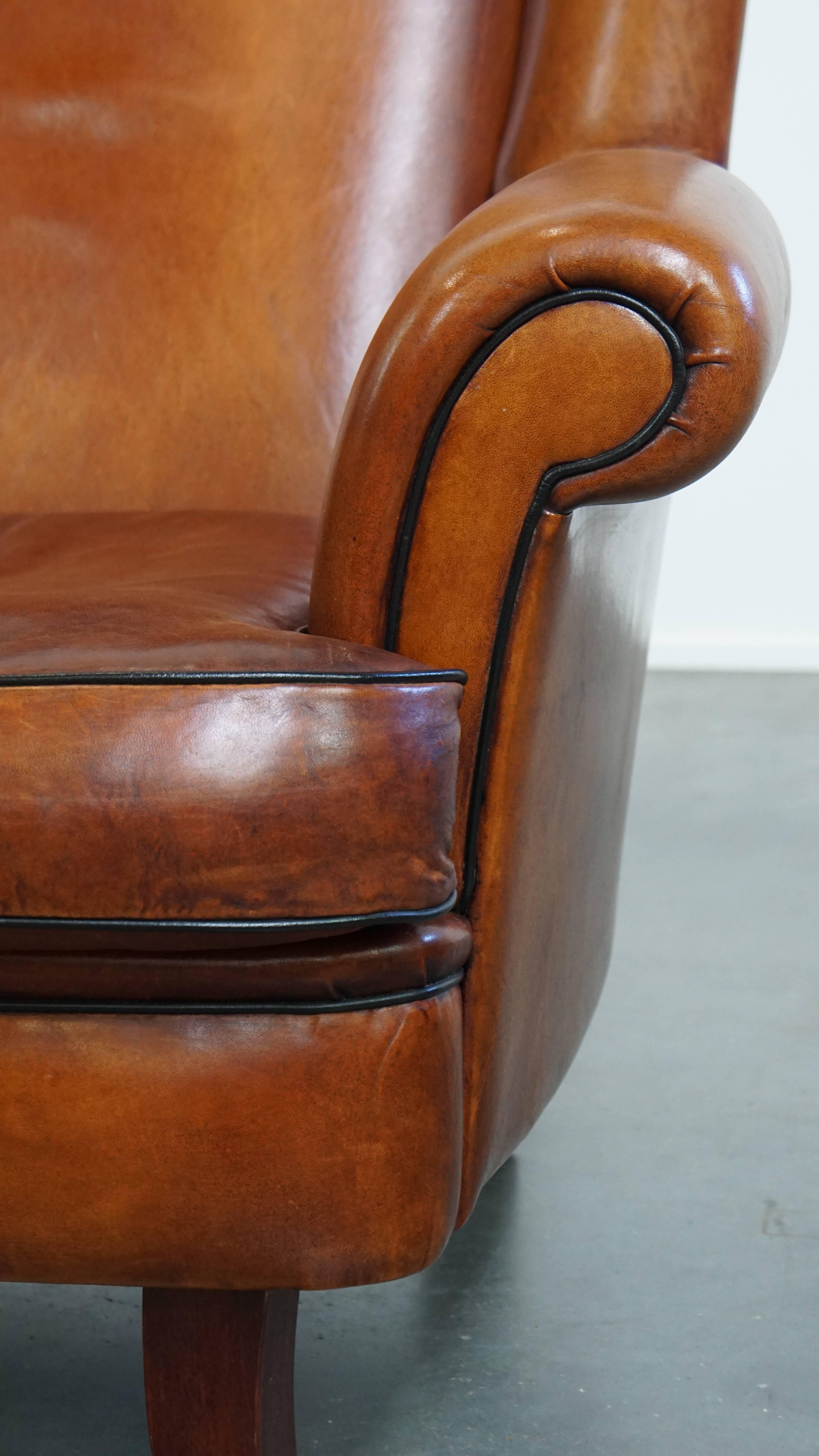 Chaise Wingback en peau de mouton aux tons chauds en vente 2