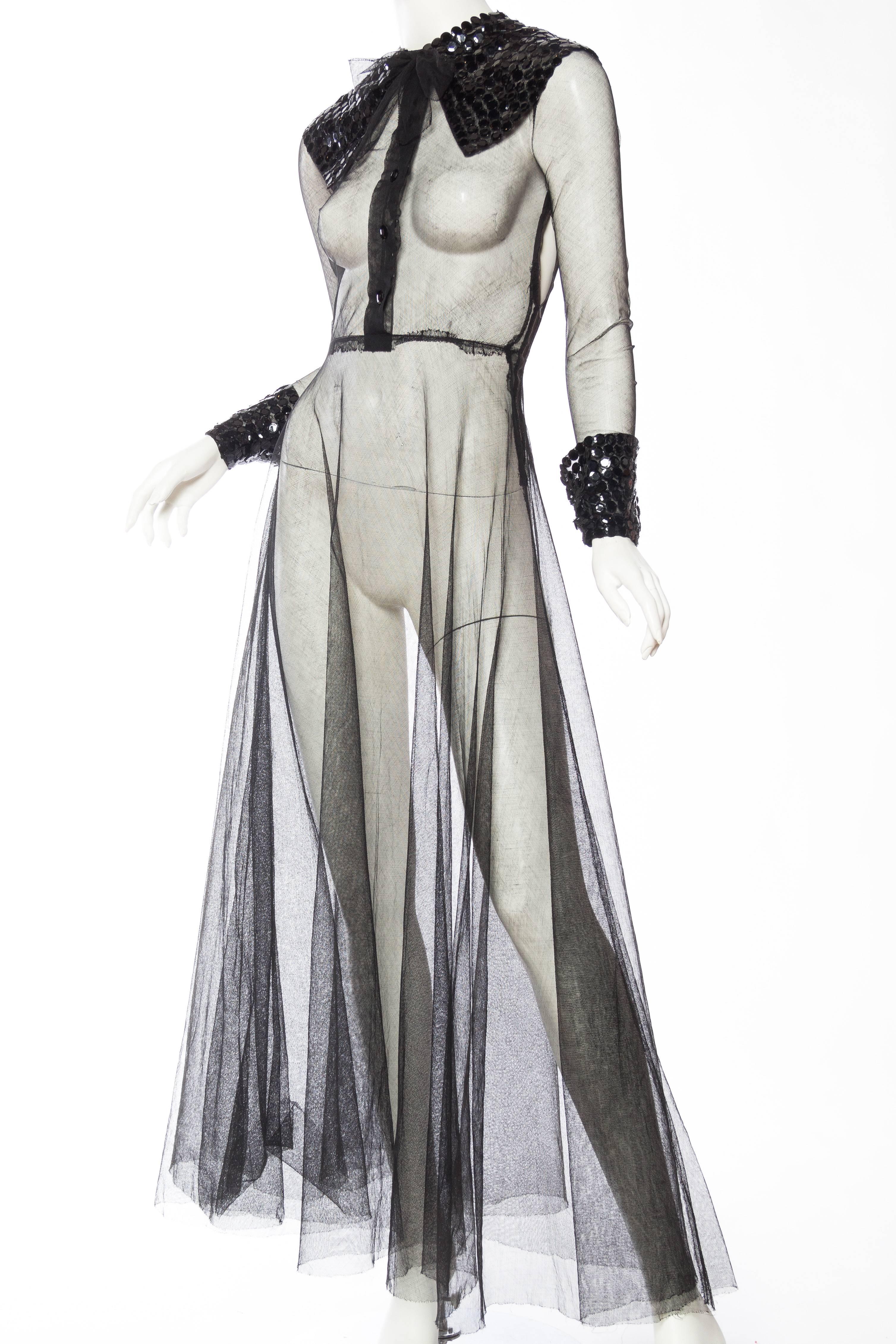 Wir sind verliebt in dieses Kleid aus den 1930er Jahren, das offensichtlich von Lanvin inspiriert ist, aber dem heutigen Gucci sehr ähnlich ist, finden Sie nicht auch? Das Netz des Kleides ist in nahezu einwandfreiem Zustand, jedoch gibt es ein paar