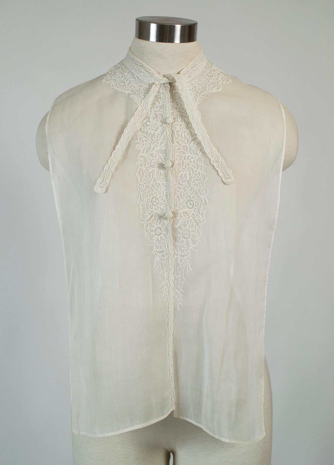 Accessoires indispensables, les tours de cou étirent la garde-robe de la femme édouardienne en changeant l'allure d'une robe et en couvrant le décolleté. Bien qu'elle date de plus d'un siècle, cette version à la lumière tamisée semble moderne grâce