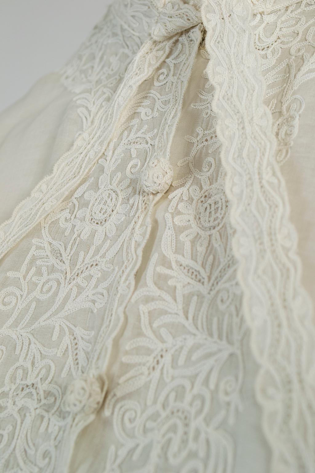 Edwardian Sheer Ecru Tie Neck Crewel Work Neckcloth Shirtfront Dickey-S-M, 1910s In Good Condition For Sale In Tucson, AZ