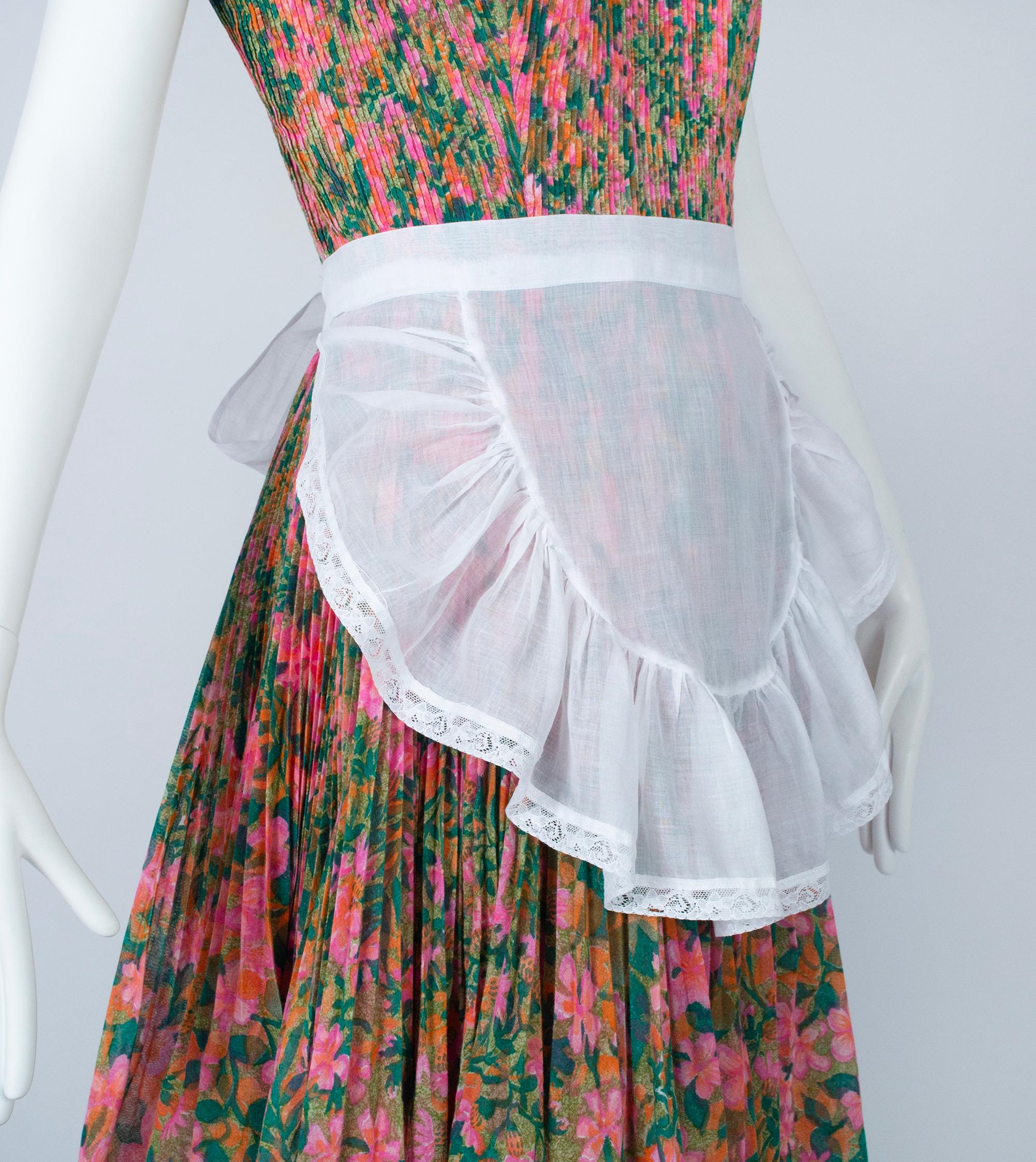 Assez transparent pour être vilain et assez blanc pour être gentil, ce demi-tablier offre une bonne dose de kitsch des années 1950. La petite forme en demi-cercle et les plis de 4 ¾