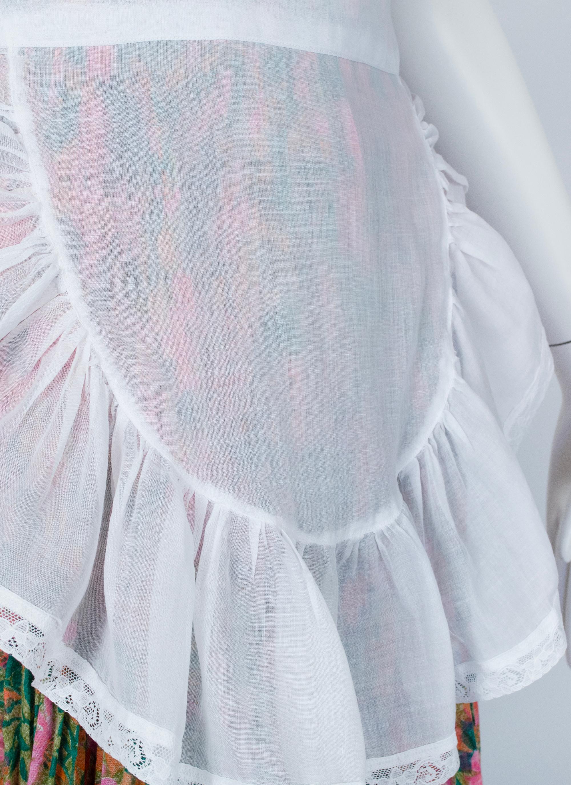 Demi-tablier de soubrette en voilage blanc avec longues attaches arrière - Taille unique, années 1950 Bon état - En vente à Tucson, AZ