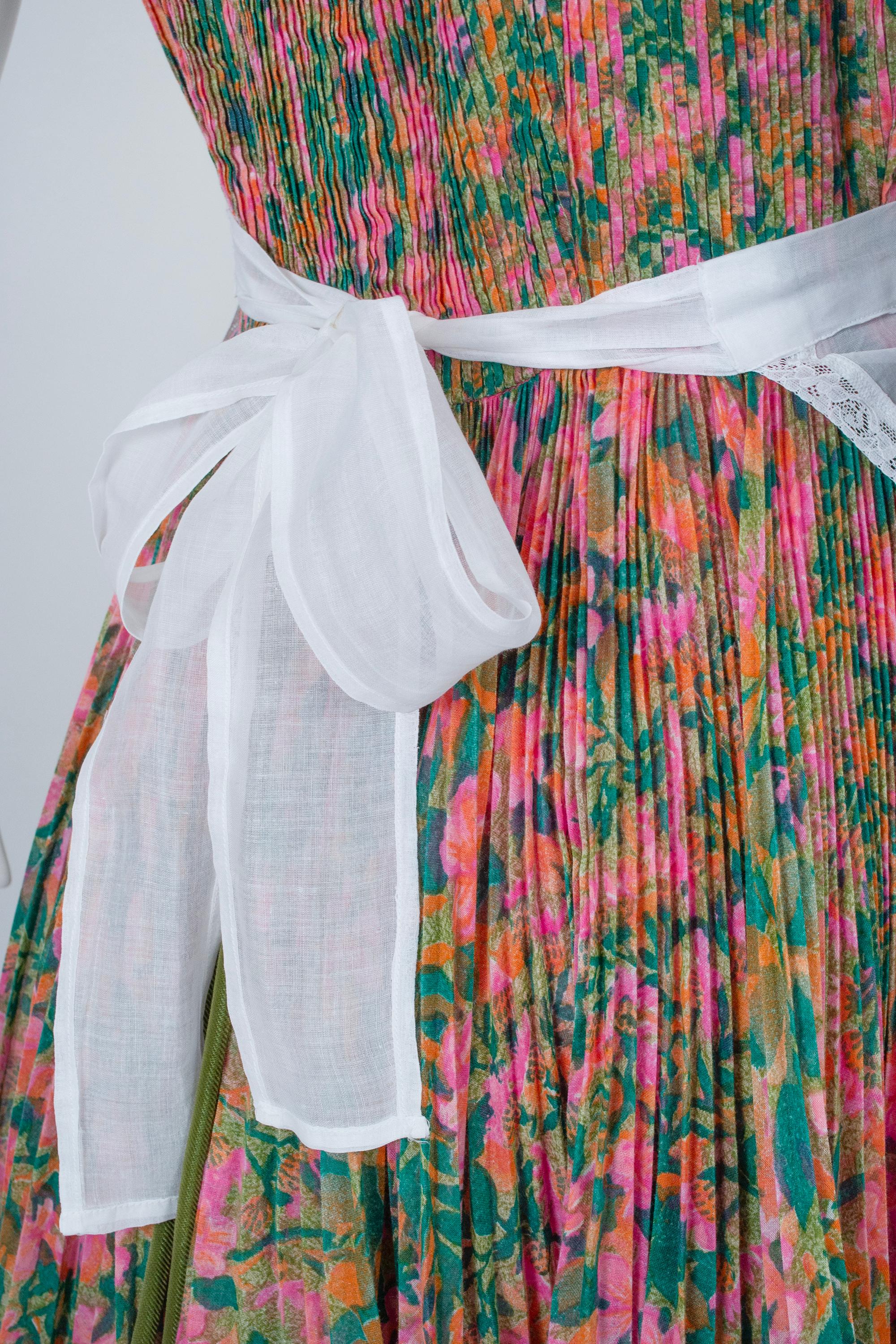 Demi-tablier de soubrette en voilage blanc avec longues attaches arrière - Taille unique, années 1950 Unisexe en vente