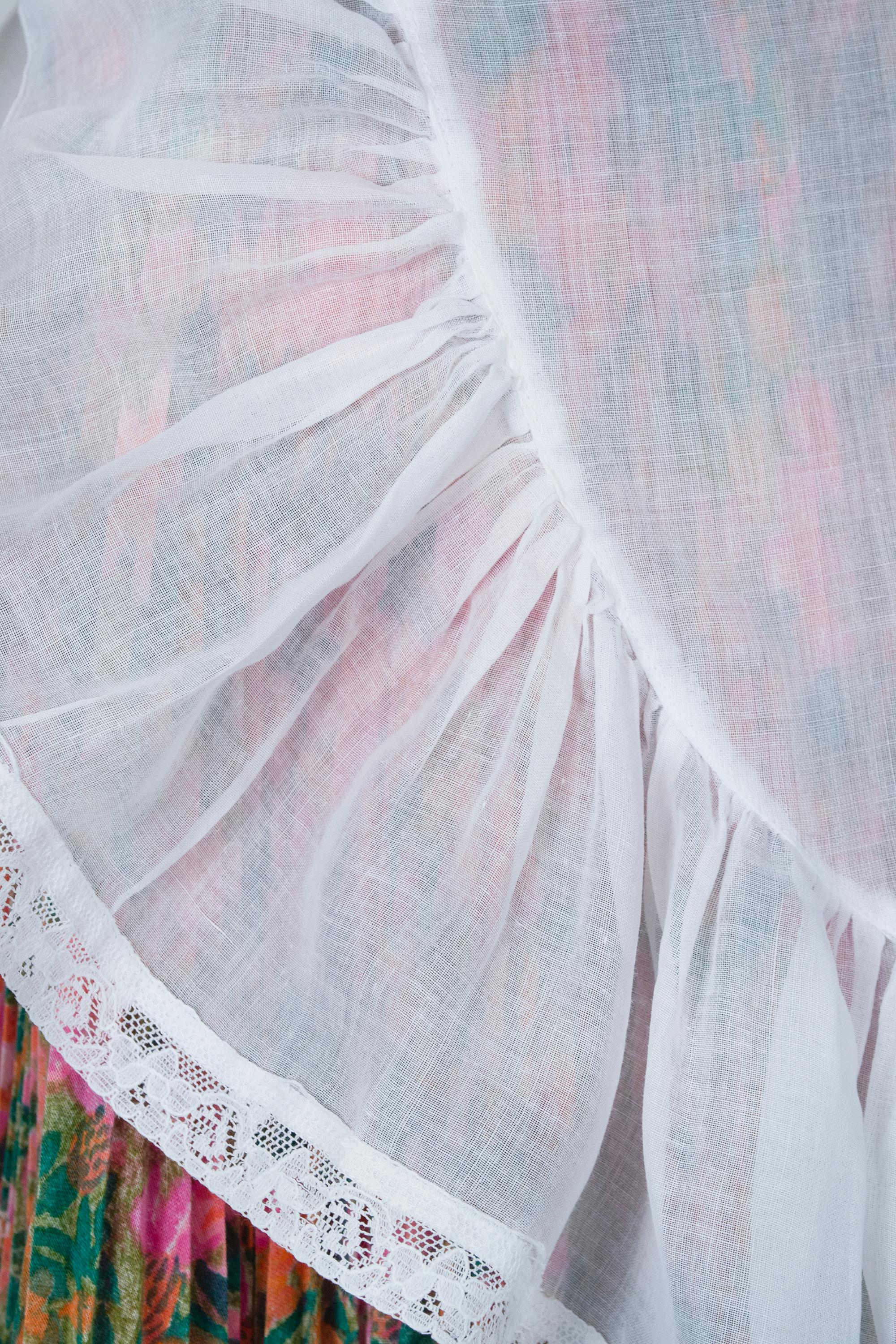 Demi-tablier de soubrette en voilage blanc avec longues attaches arrière - Taille unique, années 1950 en vente 1