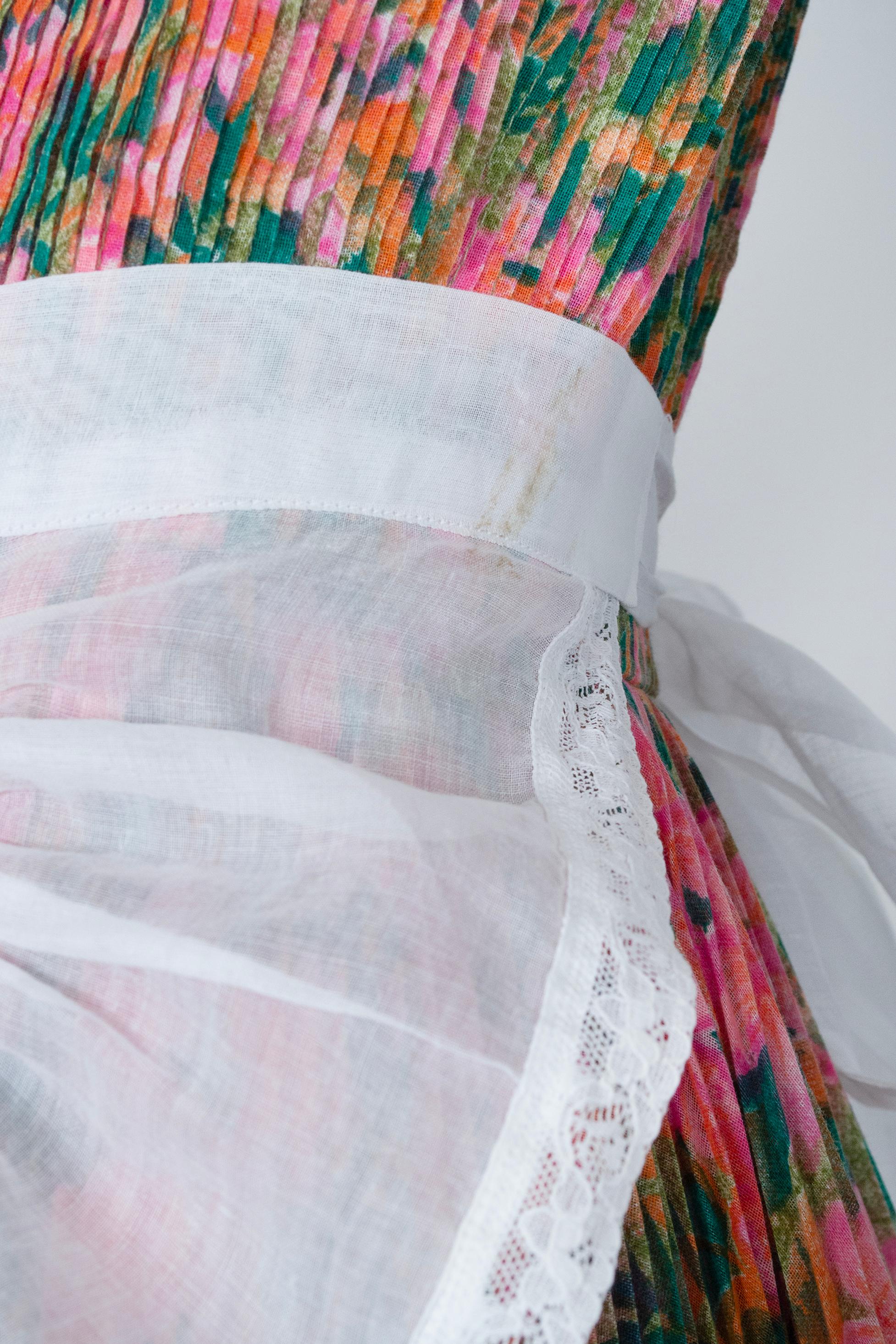 Demi-tablier de soubrette en voilage blanc avec longues attaches arrière - Taille unique, années 1950 en vente 2