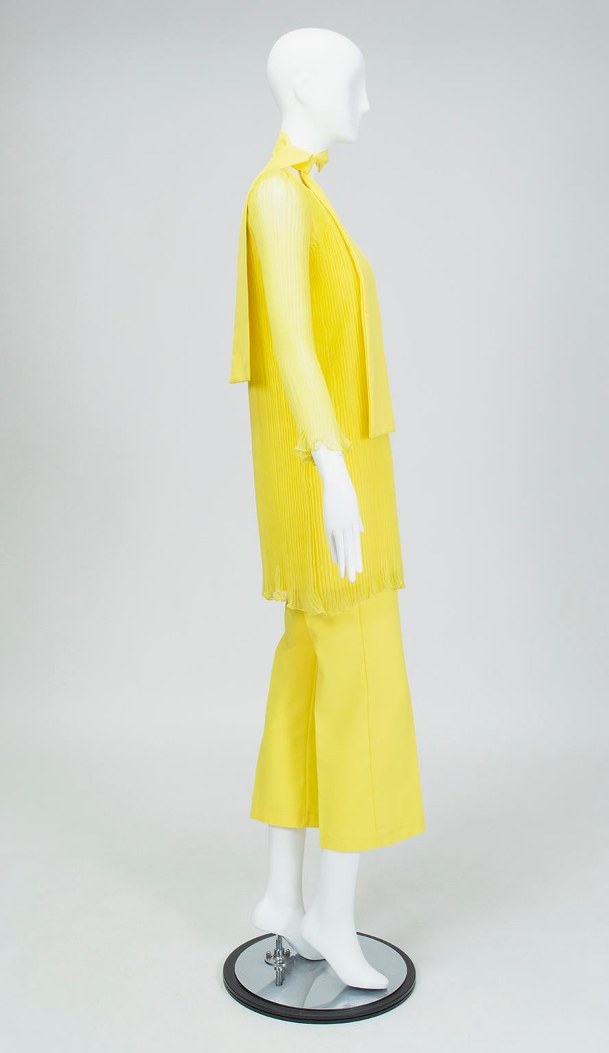 Jaune Ensemble tunique plissée et pantalon cigarette jaune transparent orné de bijoux - Taille XS, années 1960 en vente