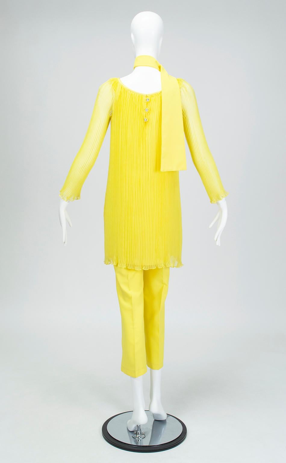 Gelbes, durchsichtiges, juwelenbesetztes Plissé-Tunika- und Zigarettenhosen-Ensemble - XS, 1960er Jahre Damen im Angebot