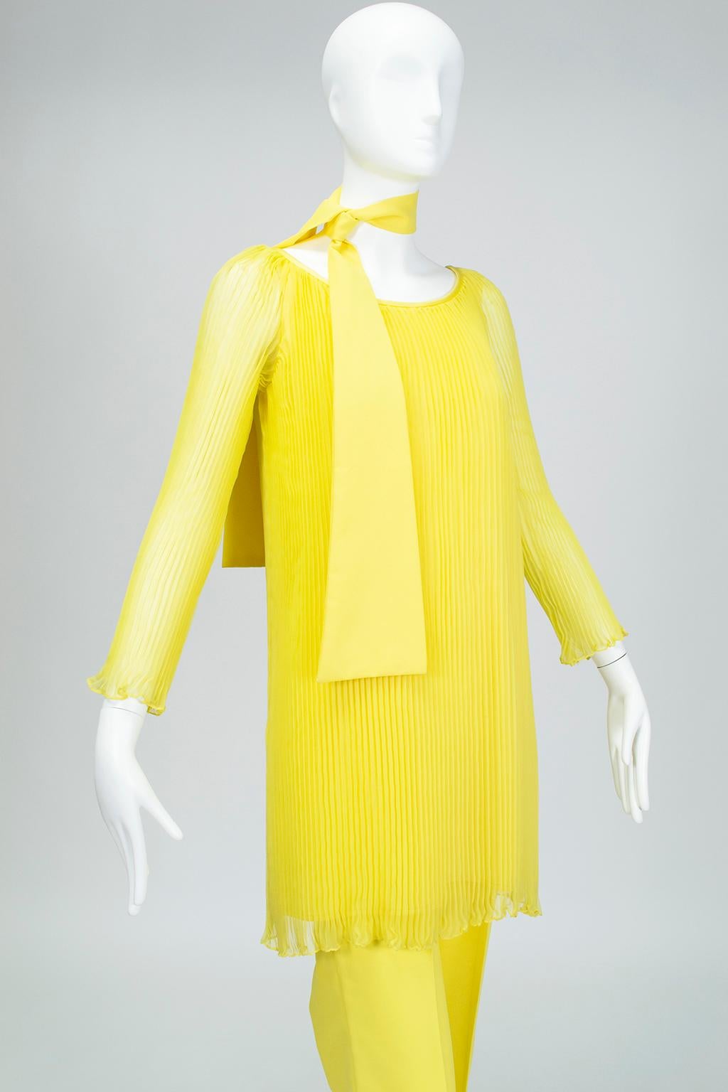 Gelbes, durchsichtiges, juwelenbesetztes Plissé-Tunika- und Zigarettenhosen-Ensemble - XS, 1960er Jahre im Angebot 1