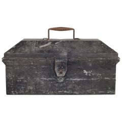 Boîte à outils en tôle avec poignée en cuivre tressé:: vers 1930