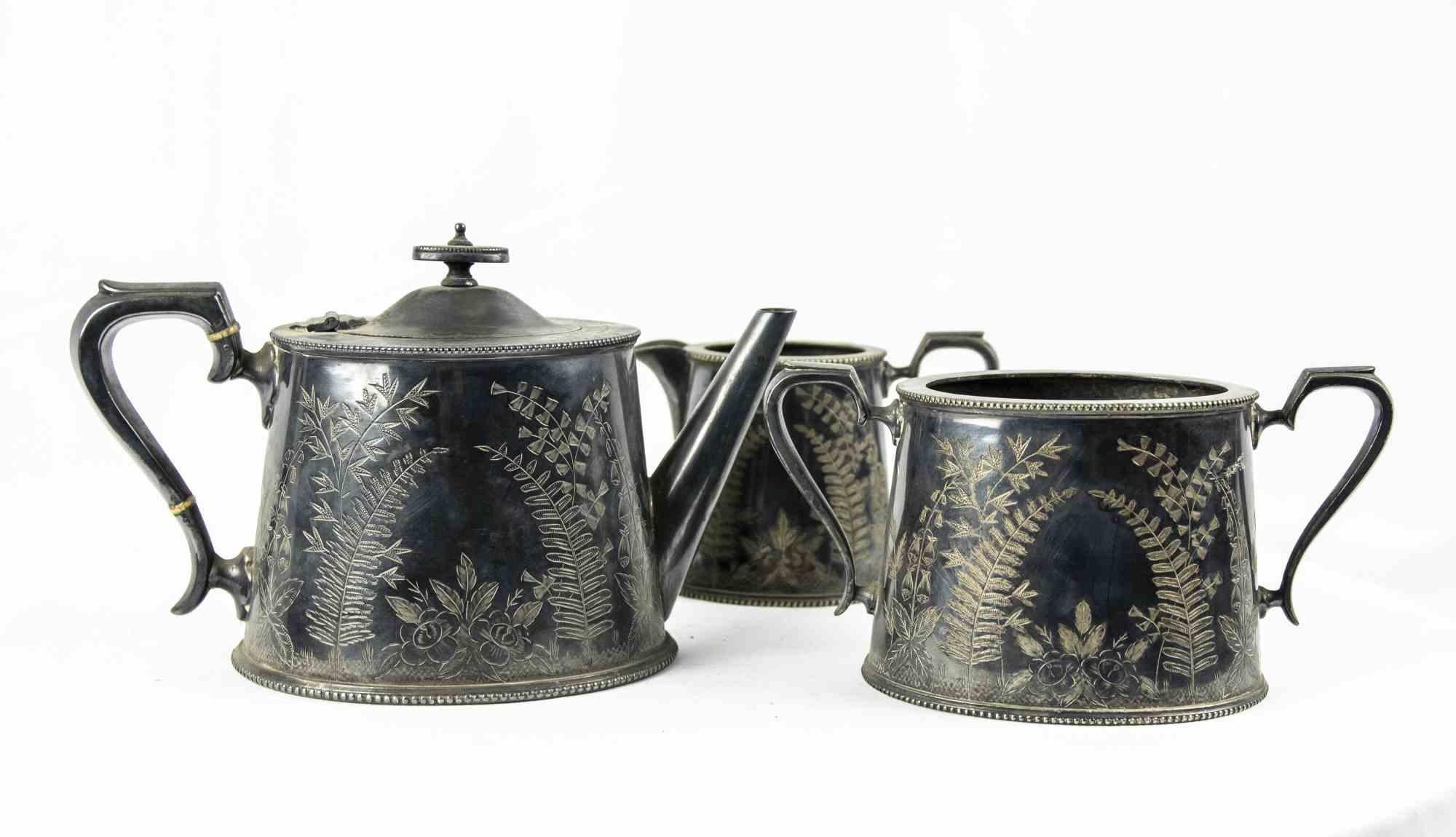 Sheffeld tea set is an original decorative set of objects realized in the half of the 20th century.

Chiseled silverplate.

The set includes three objects; a tea pot, a milk jug and a bowl. The label 