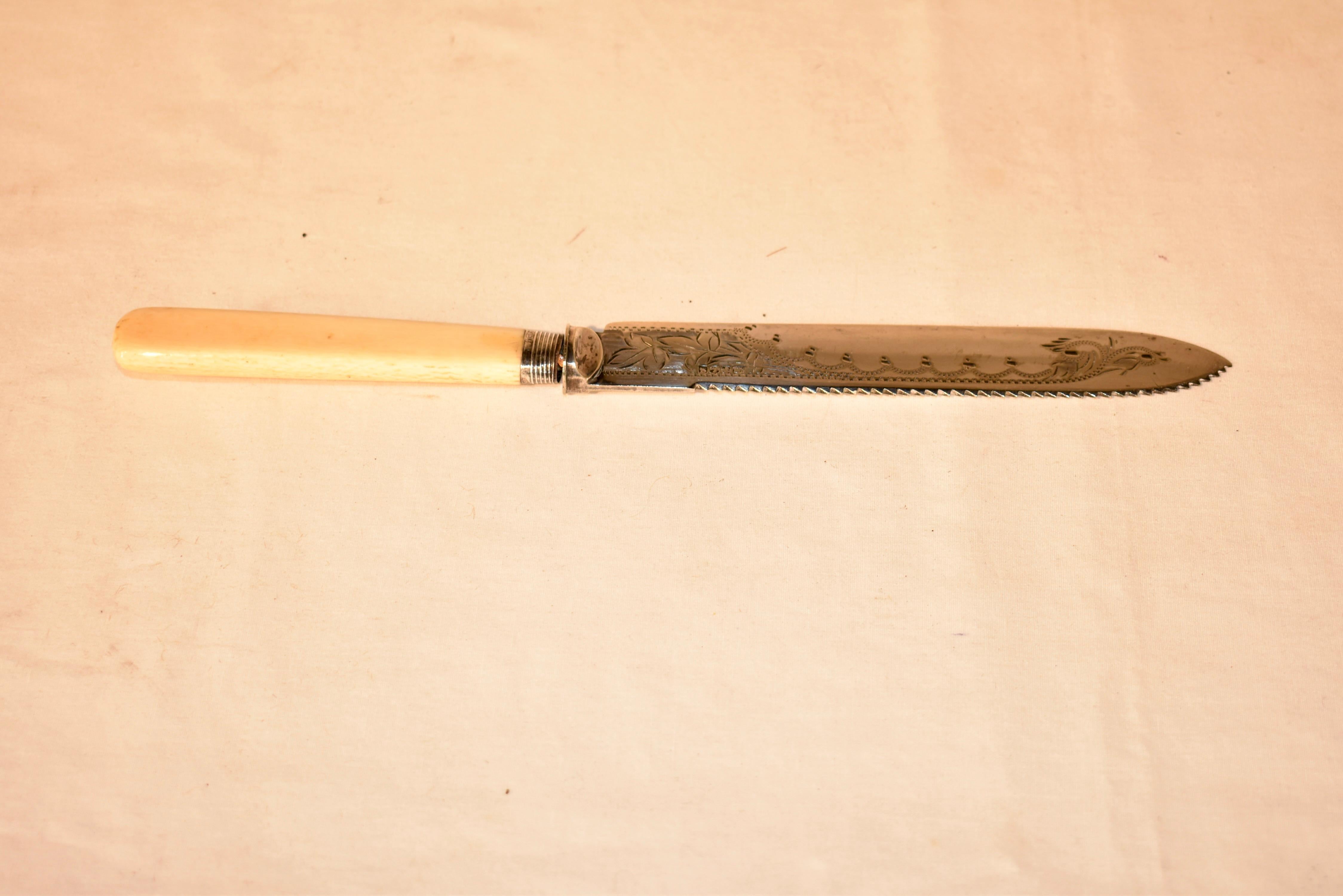 Poinçonné  1901  Couteau à gâteau en argent de Sheffield avec un manche en ivoire.  La lame a un bord dentelé et est gravée d'un joli motif floral et de guirlandes.  Il s'agit d'une très belle pièce qui compléterait à merveille toute collection.