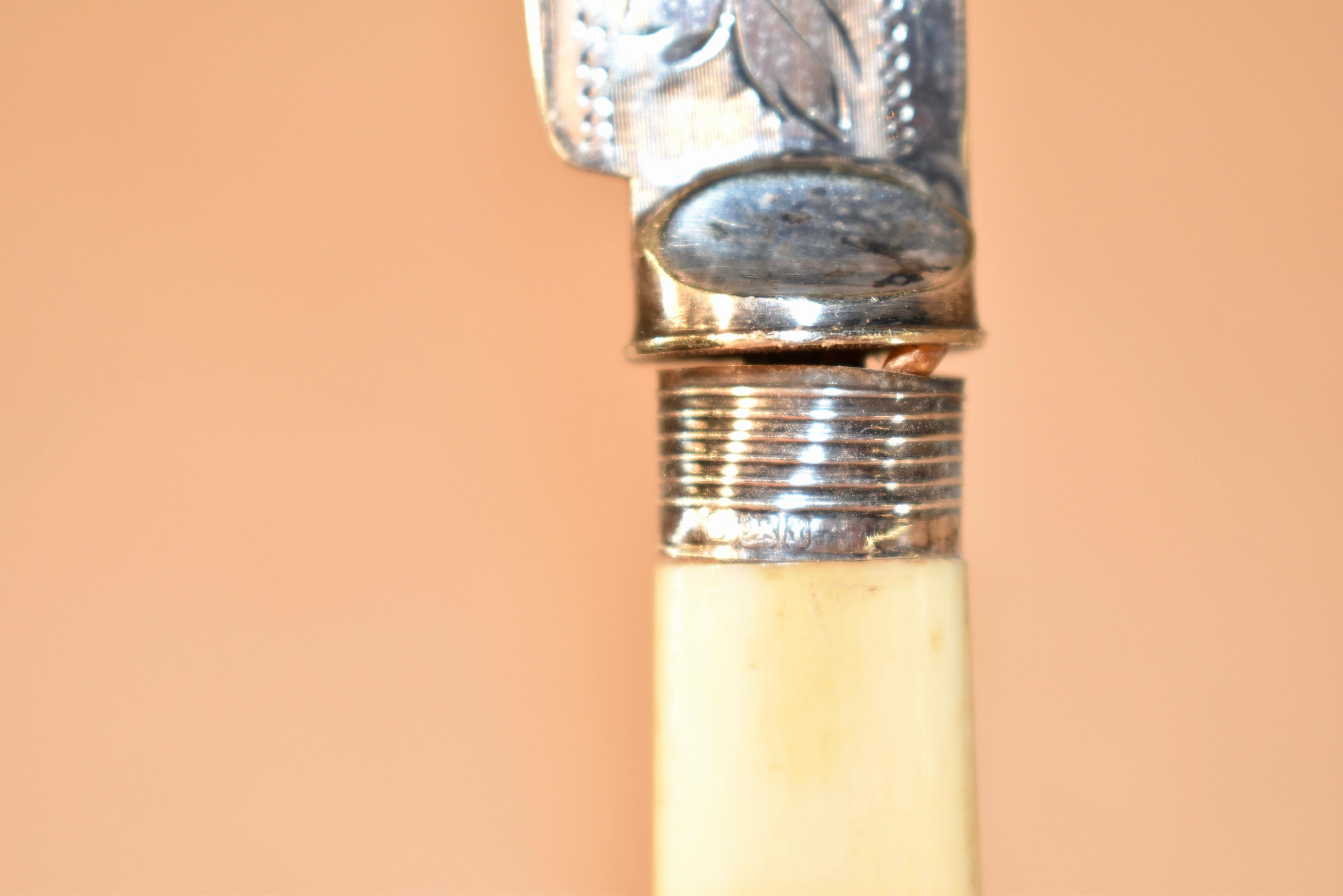 Couteau à gâteau Sheffield, daté de 1901 Bon état - En vente à High Point, NC