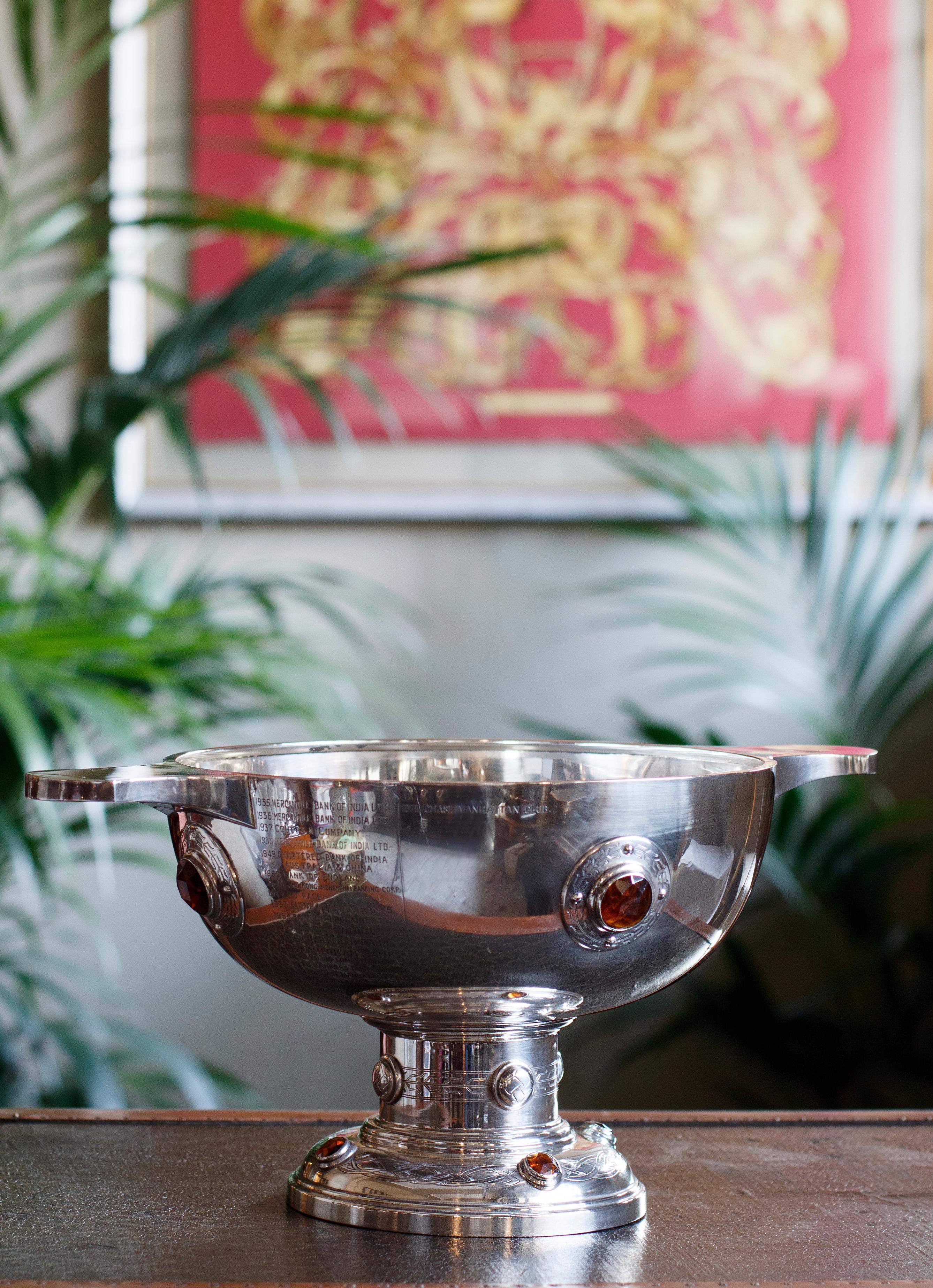 Unique and peculiar trhophy silver oversize Quaich bowl. The object presents variuos writings that have been engraved througtout the years in which the competitions took place (1935-1975). In addition, as per being a celebrative item, this was