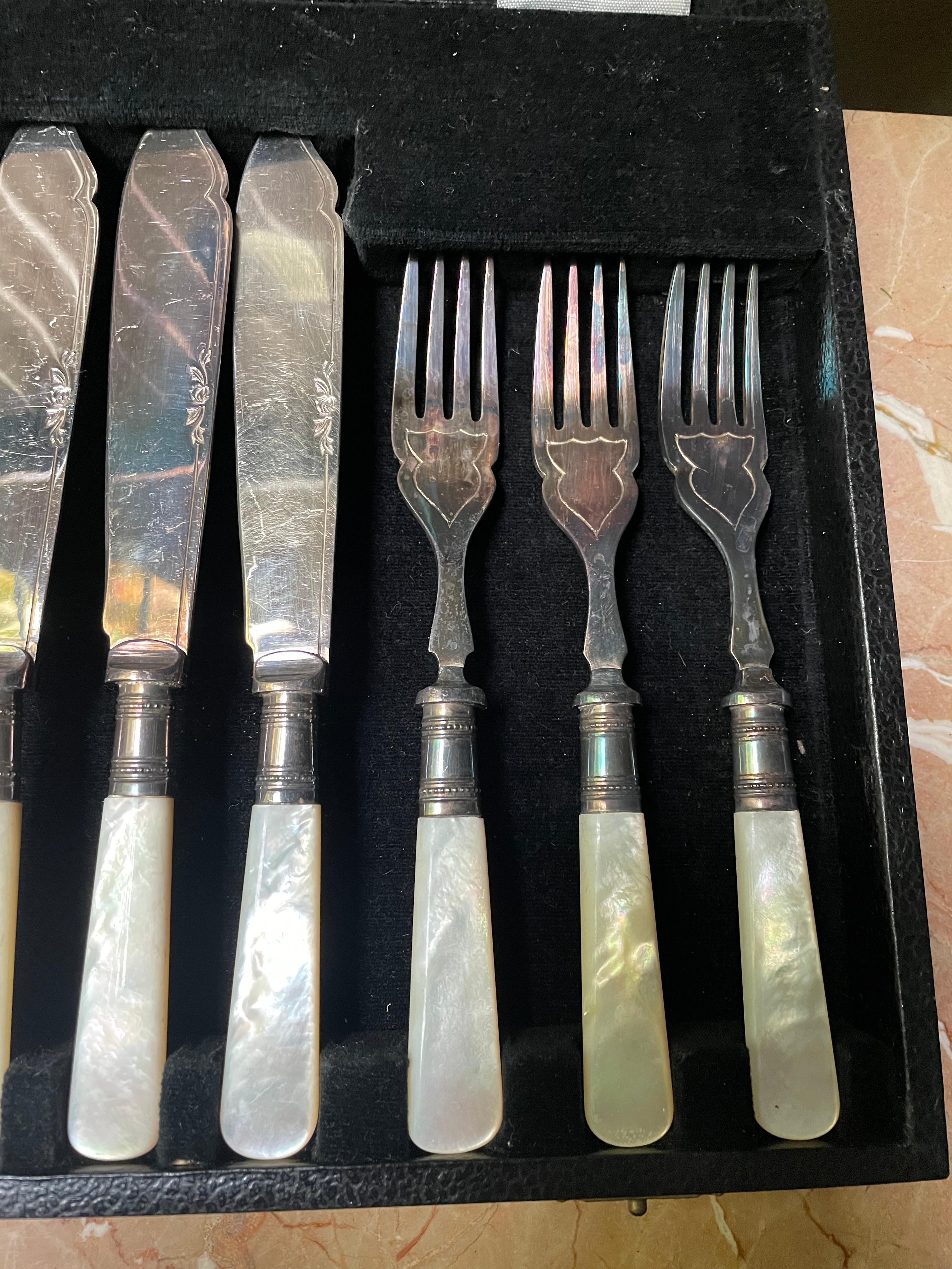Coffret Sheffield pour 6 ou 12 fourchettes et couteaux à poisson/dessert Poignées MOP en vente 2
