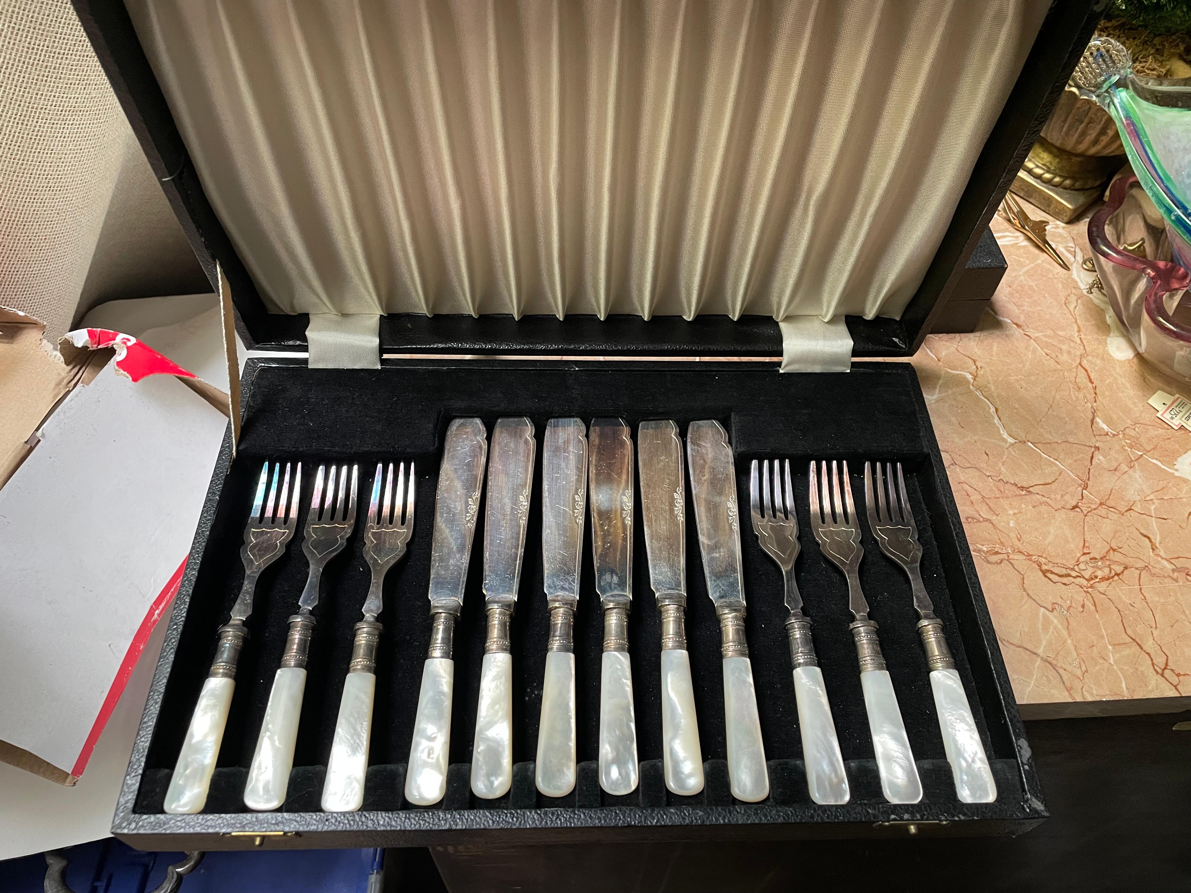 Sheffield England Boxed Set for 6 or 12 Fish/Dessert Forke & Knives MOP Handles For Sale 5