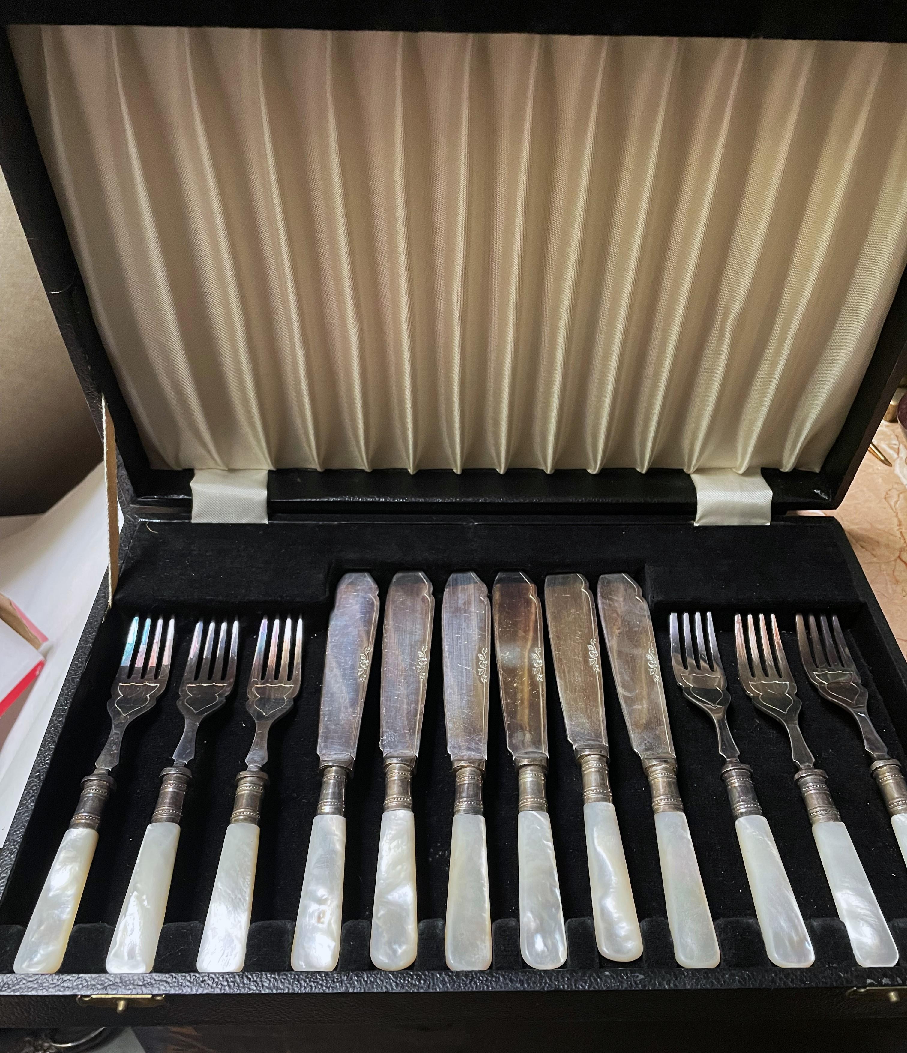 Sheffield England Boxed Set for 6 or 12 Fish/Dessert Forke & Knives MOP Handles In Good Condition For Sale In Clifton Forge, VA