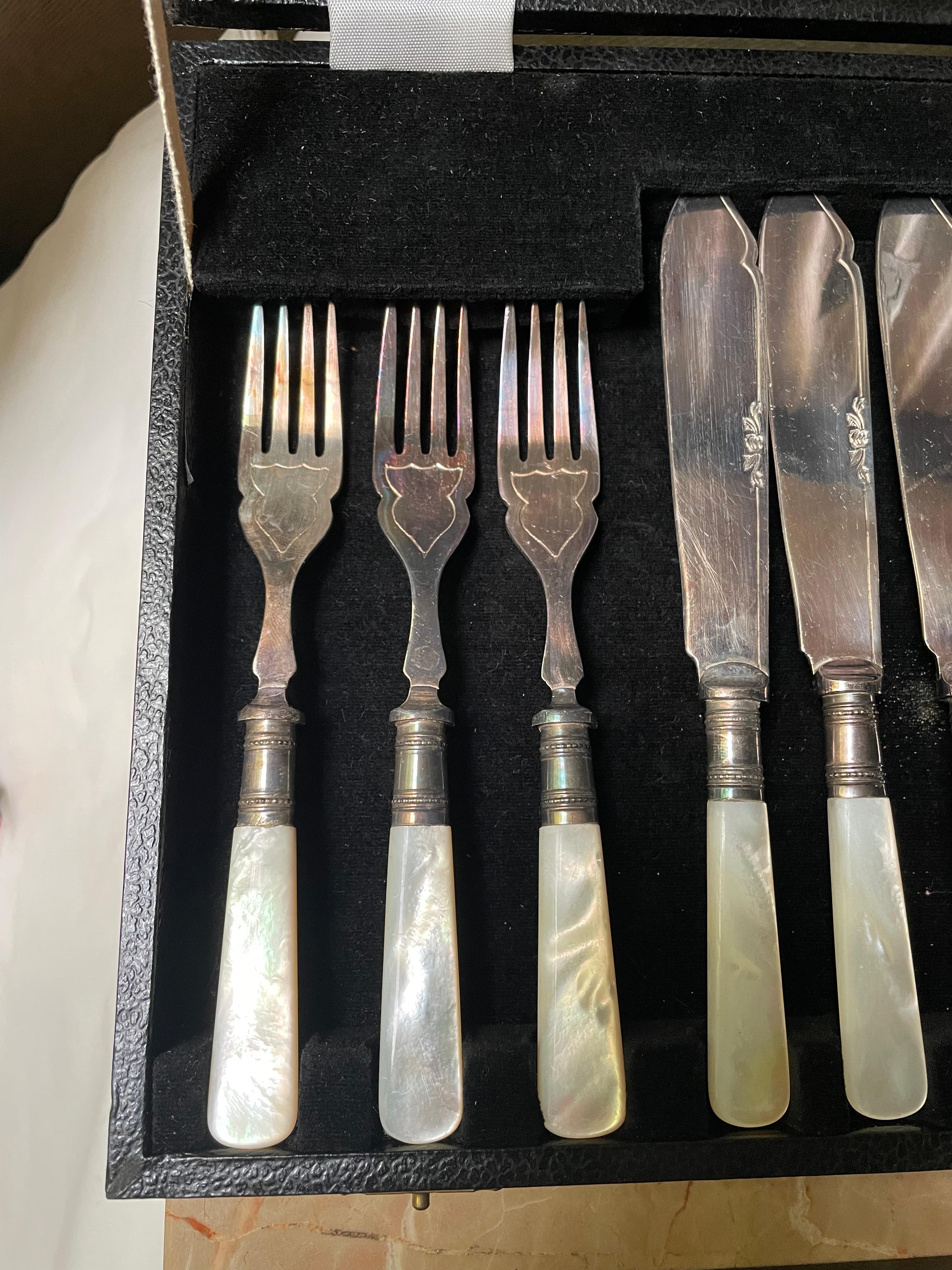 Plaqué argent Coffret Sheffield pour 6 ou 12 fourchettes et couteaux à poisson/dessert Poignées MOP en vente