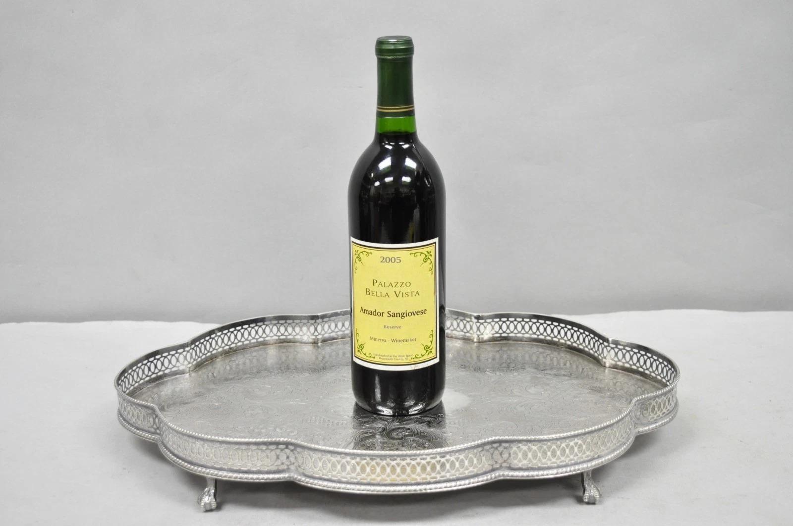 Vintage Sheffield England Chippendale Stil versilbert Scalloped Servierplatte Bar Tablett auf Ball & Claw Feet erhöht. Verkauft von Gump's. Circa Mitte des 20. Jahrhunderts. Abmessungen: 2,5